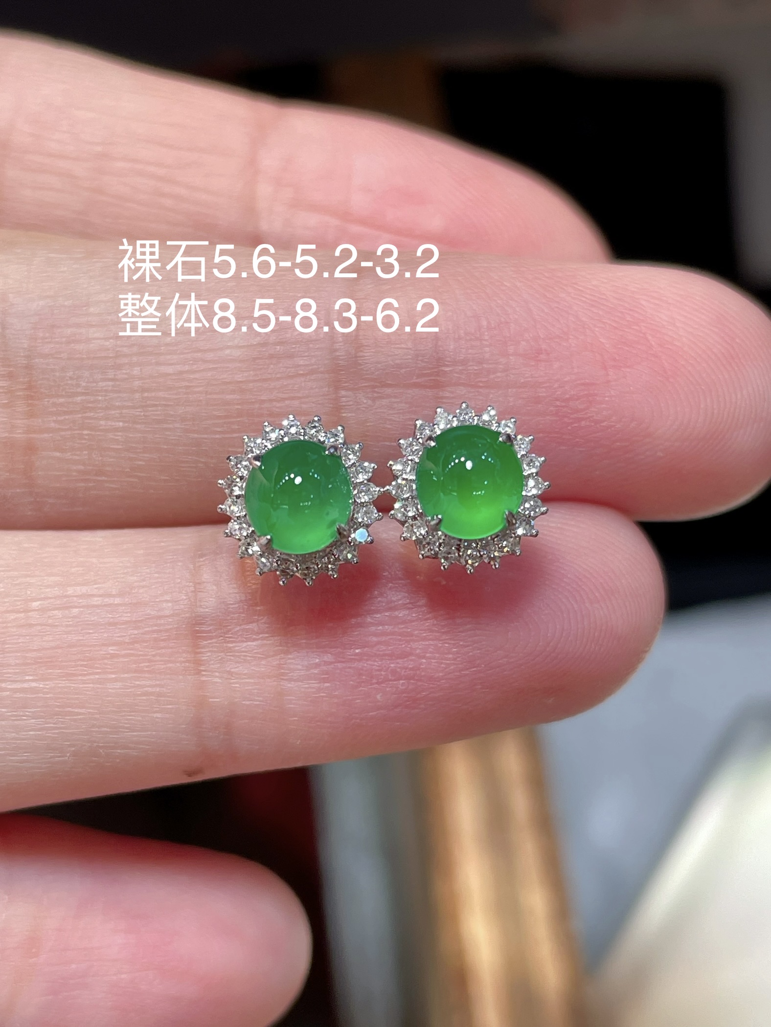 精品翡翠蛋面耳钉 冰种阳绿色，起光，耳伴间的青翠绿滴 18k真金镶嵌，细腻水润，5.6-5.2-3.