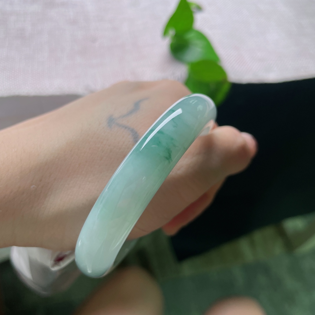 53.7/11.5/8.3，飘花正圈，有裂，质地细腻莹润，几缕灵动的飘绿丝丝萦绕镯身，增添了飘逸气韵，上手沉静又温婉。ss55667a