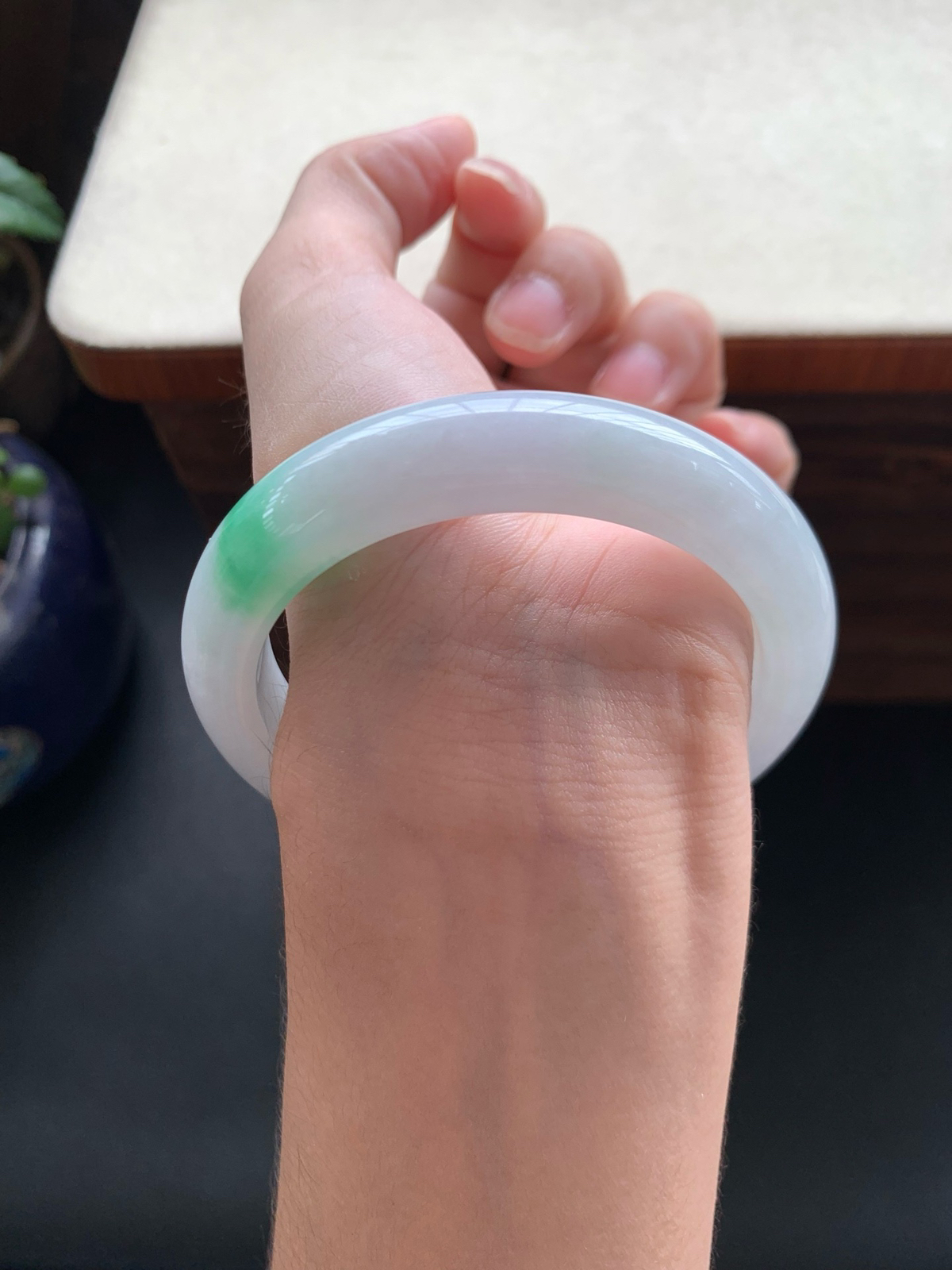 58.6圈口飘阳绿正圈手镯