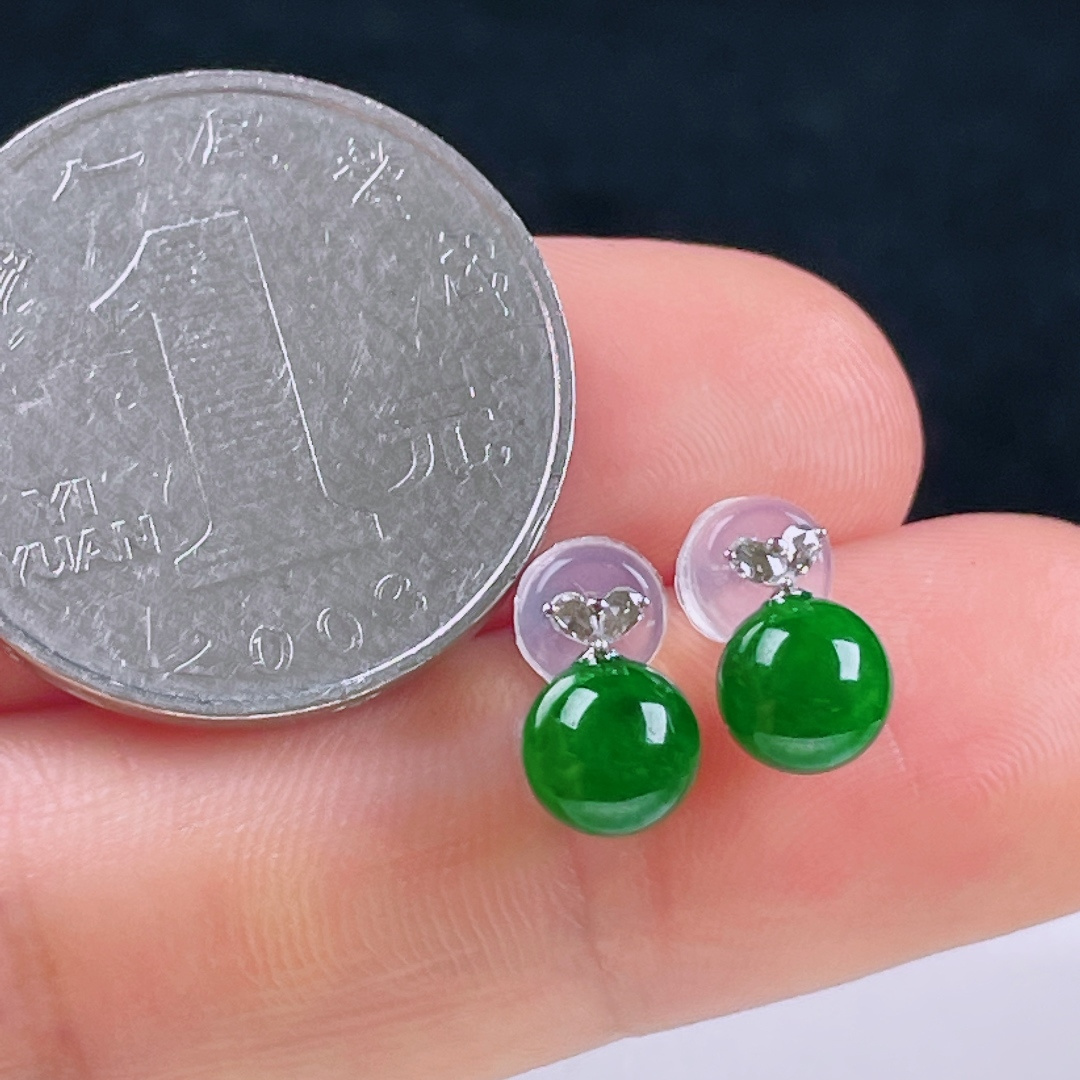 ️辣绿耳钉，老种起光 ，细底通透，尺寸：裸石6.5mm