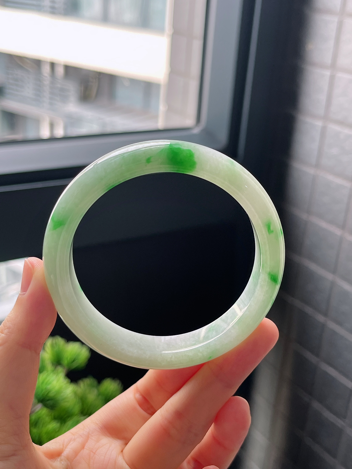 圈口58.3，糯化种飘阳绿翡翠正圈手镯