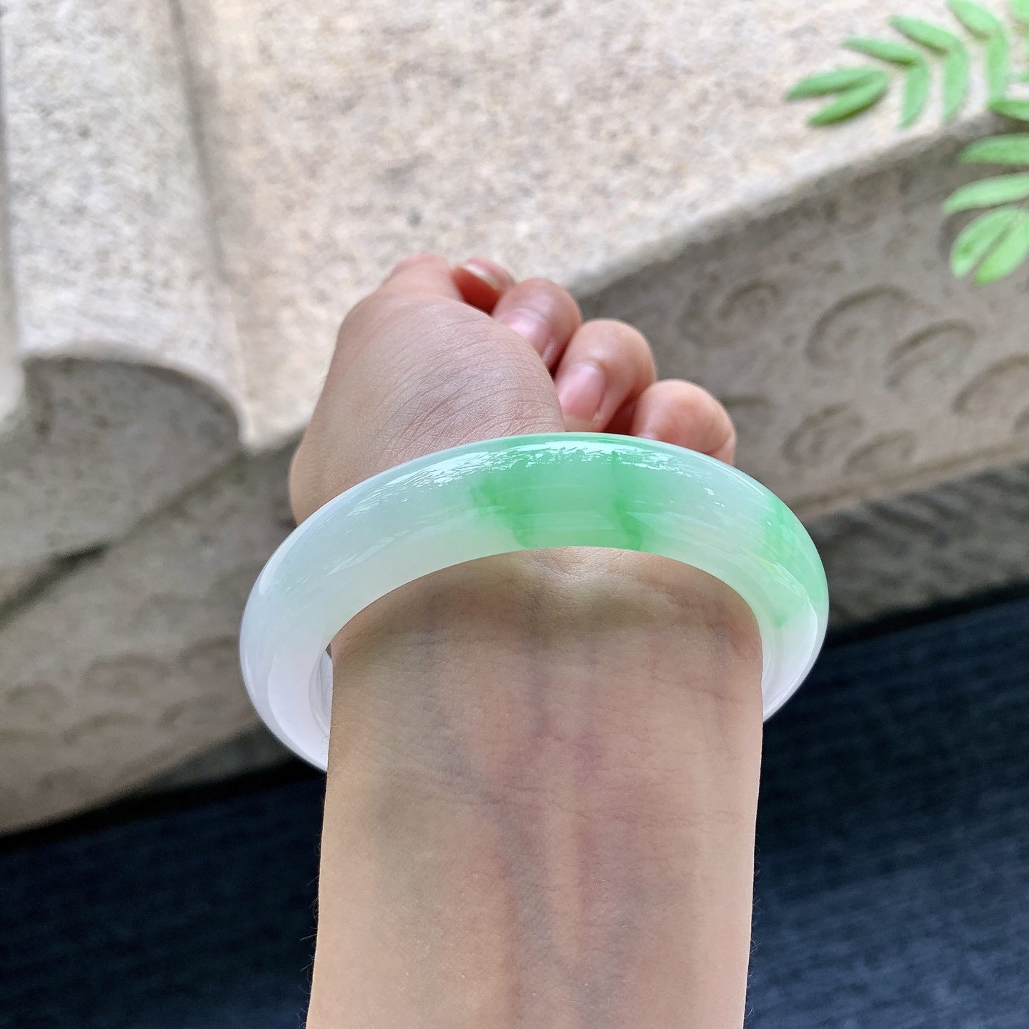 正圈55 56【圈口】56.7/12.1/9.5【编码】G7070825【描述】糯冰飘阳绿，水润，种老，细腻，打灯有絮线
