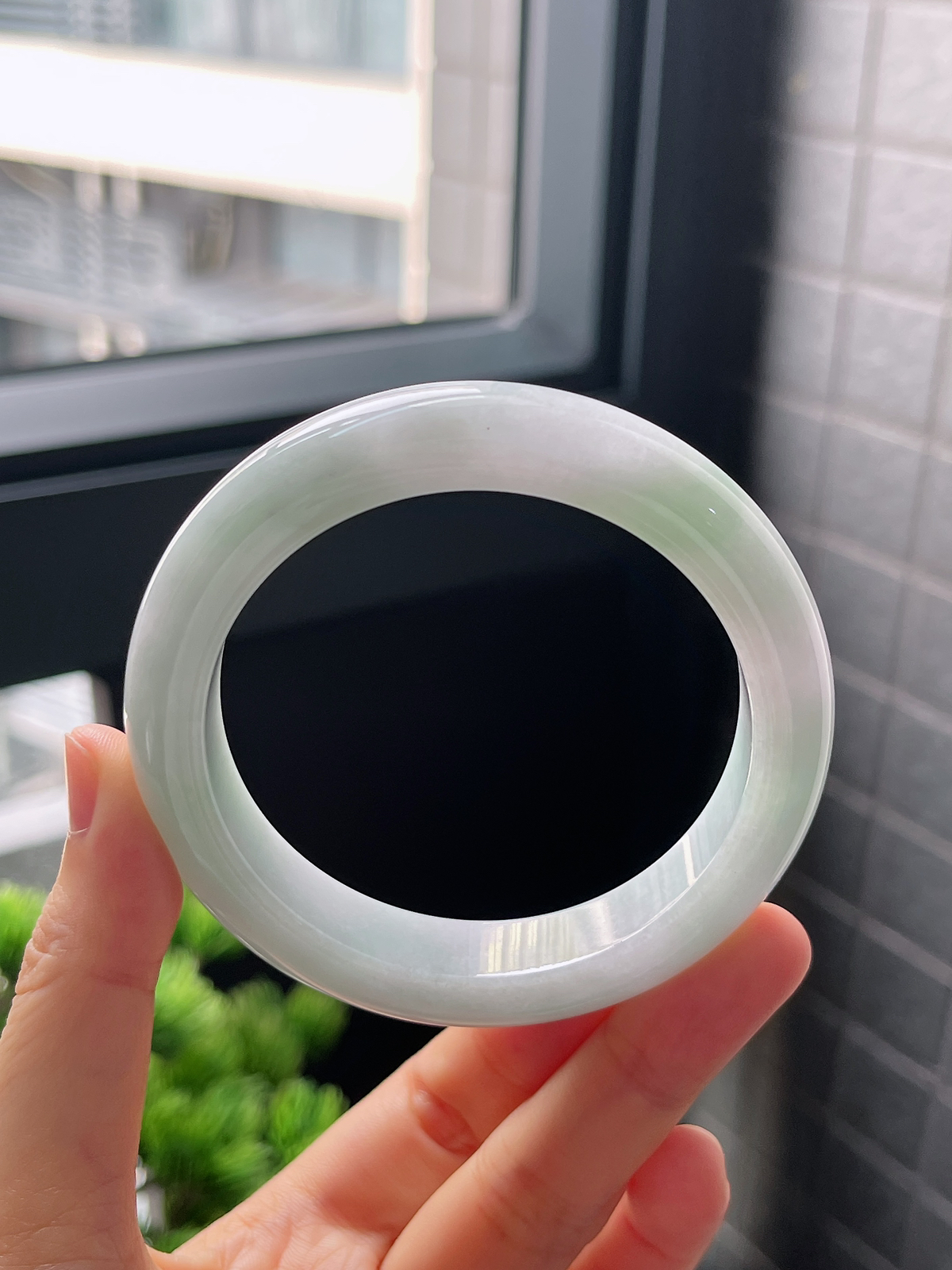 圈口57.2，糯化种飘花飘绿翡翠正圈手镯