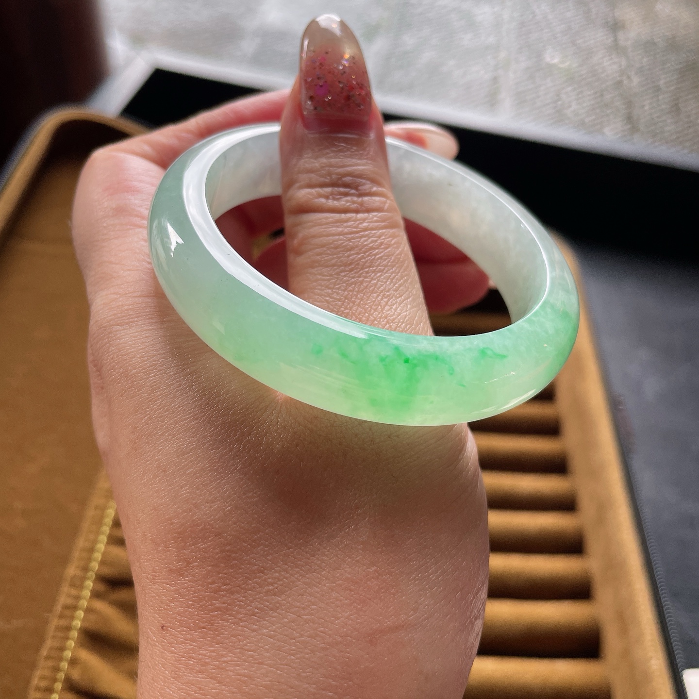 手镯正圈52 53圈口52.3-12.8-8.2编码0707QH29描述冰种飘绿，晶莹剔透，水润，种老，无裂