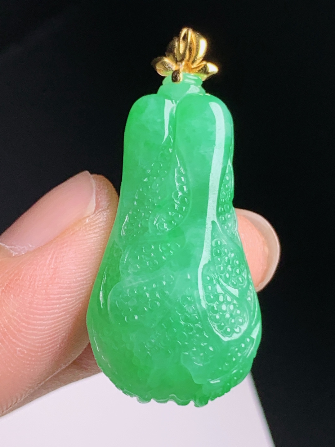 冰阳绿白菜吊坠，通体辣绿雕工细腻，莲花镶头百财聚来