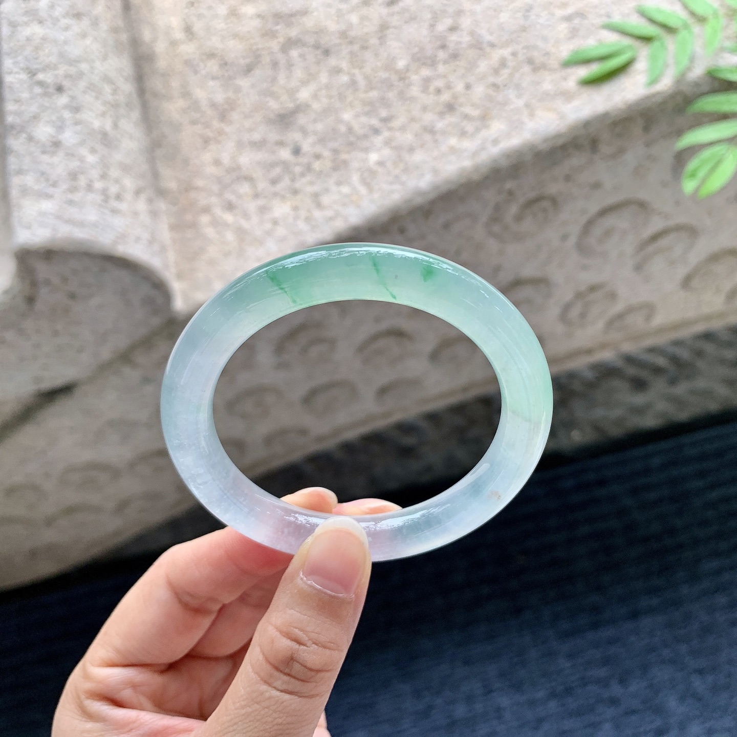圆条52 53【圈口】53/8.8/8.9【编码】B2070808【描述】冰种飘绿，清透，水润，种老，细腻，有纹线