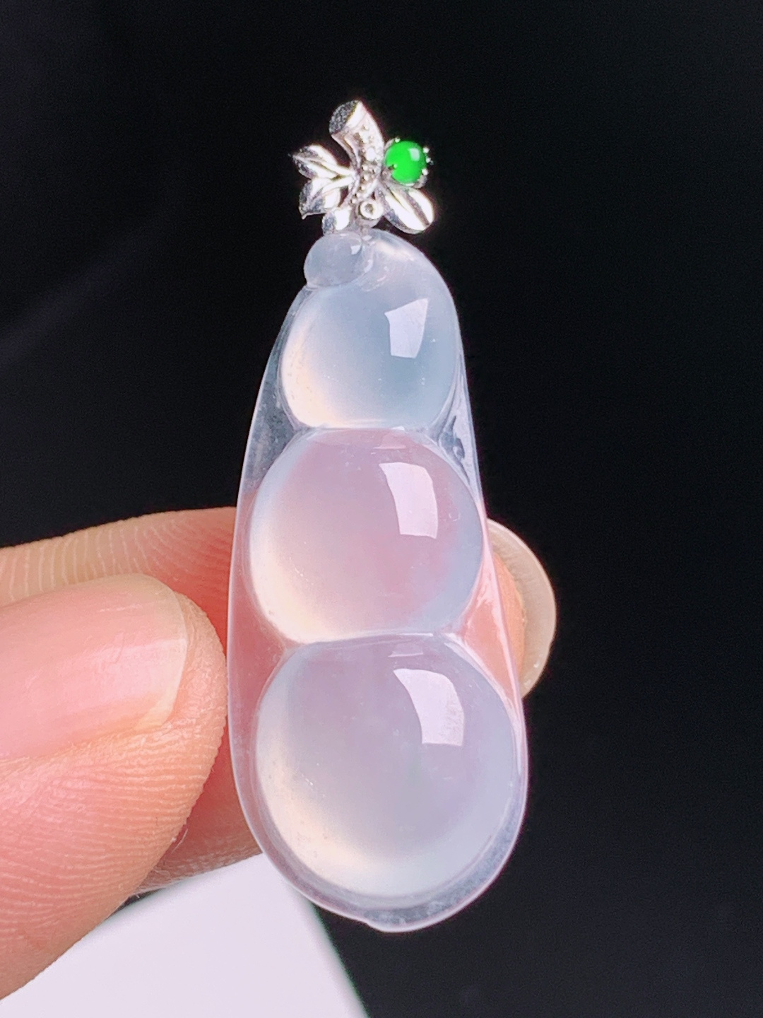 福豆吊坠，胶润通透自带柔光，三豆连枝寓意四季顺遂