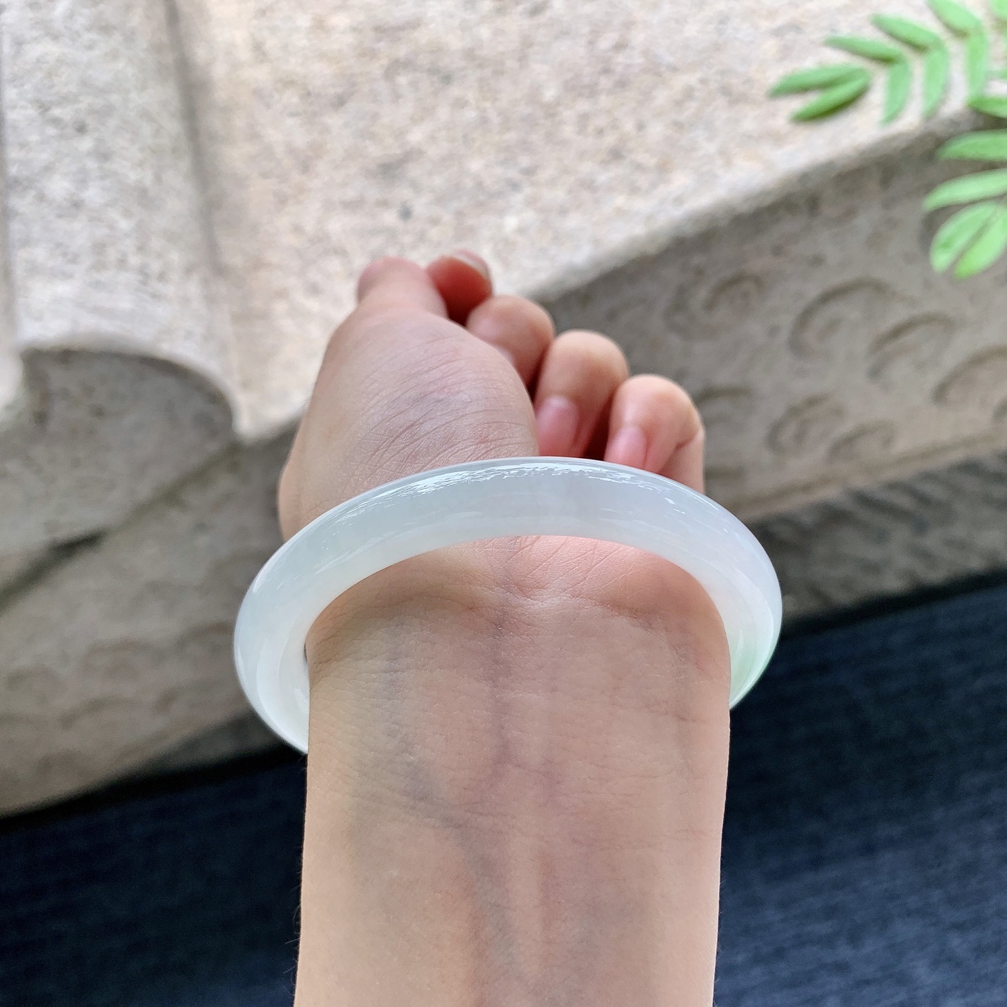 圆条53 54【圈口】54.8/9/8.7【编码】DZ070802【描述】细糯飘绿，水润，种老，细腻，打灯有棉线