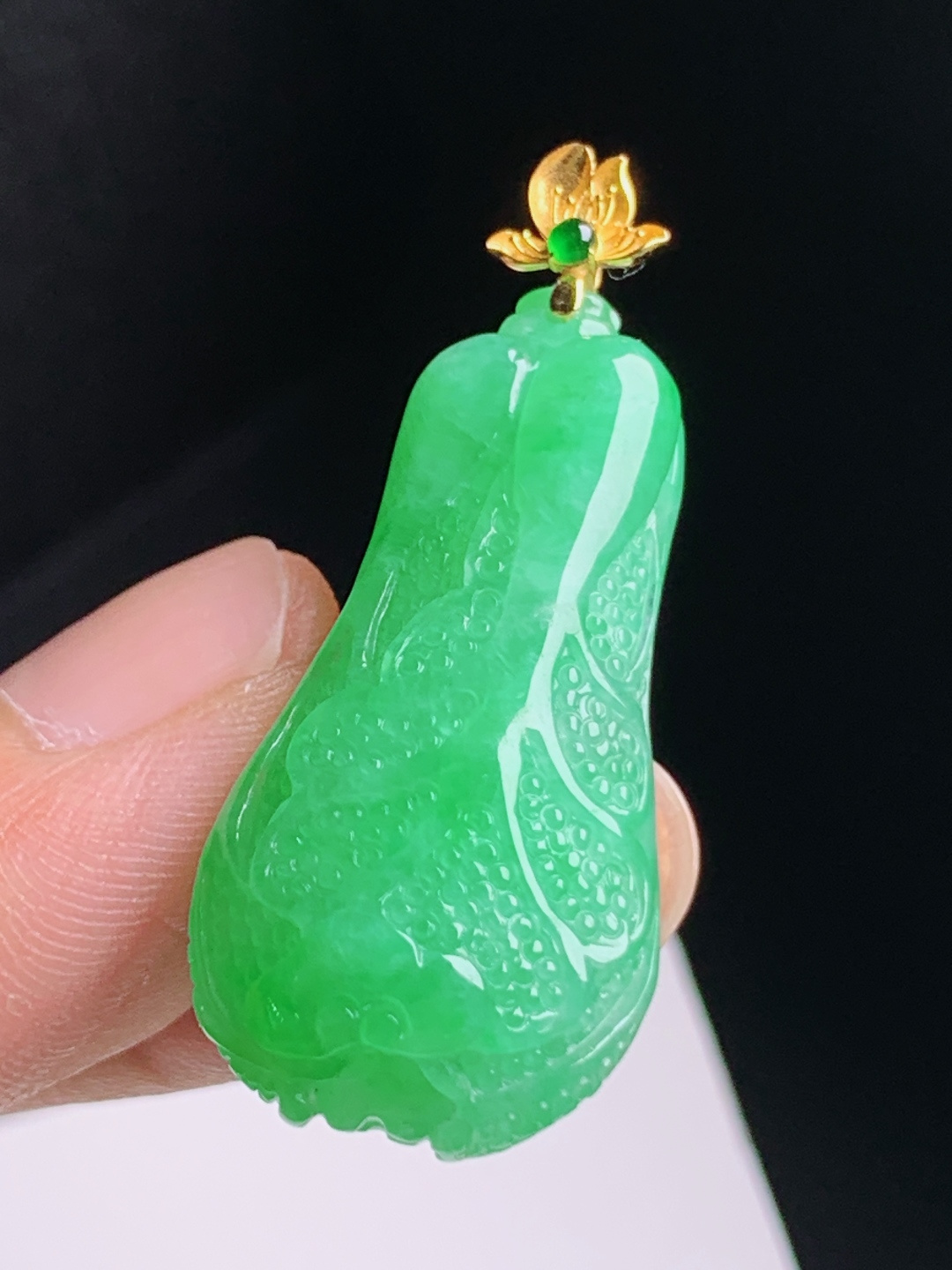 冰阳绿白菜吊坠，通体辣绿雕工细腻，莲花镶头百财聚来