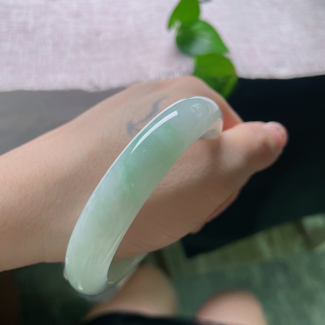 56.9/12/8.5，淡绿底正圈，晶体纹，柔光润翠玉镯清浅温婉，腕间一绕，尽显内敛从容的优雅气韵。ss55789a。