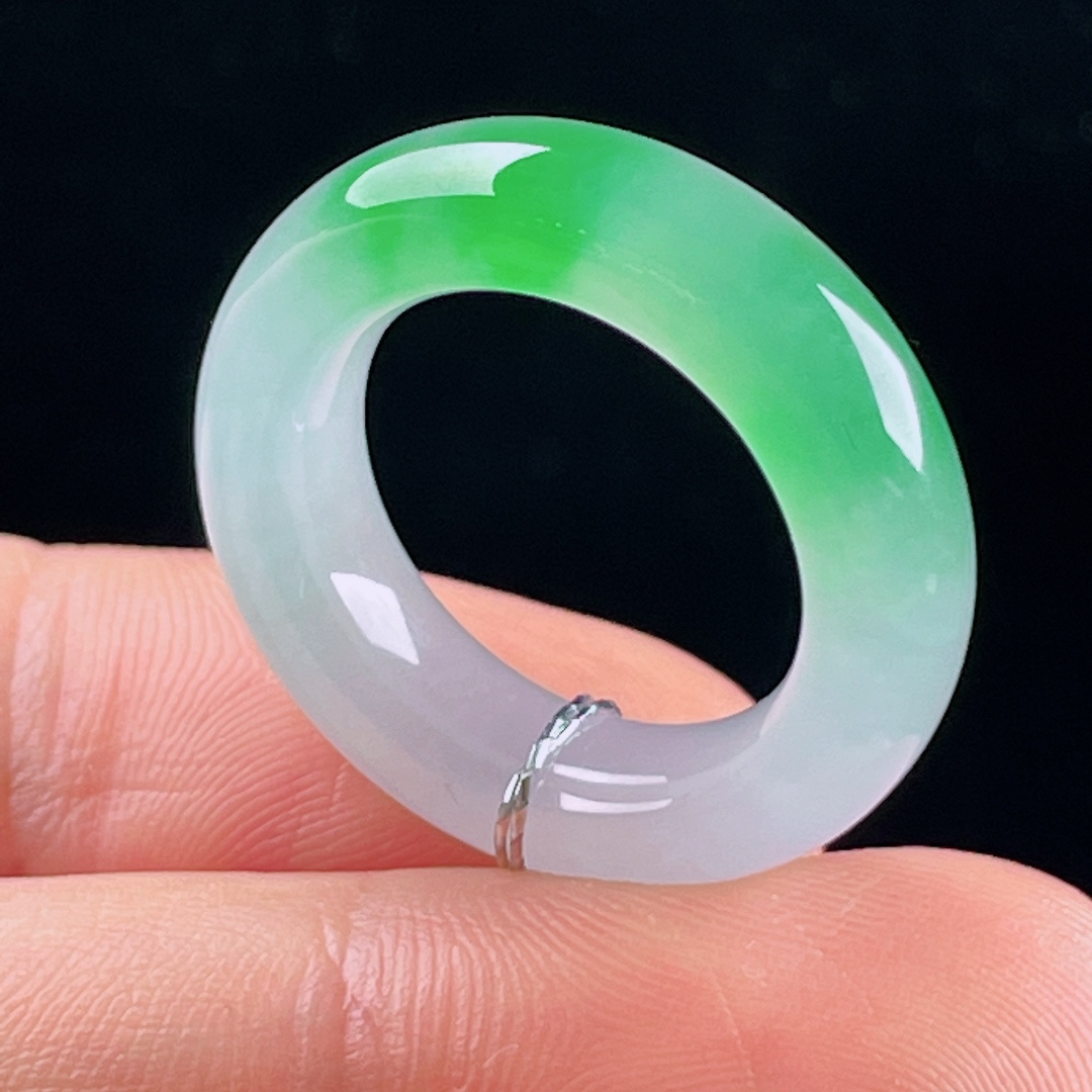 ️冰绿指环，老种起光 ，细底通透，尺寸：6/4.7圈口11.5mm0706