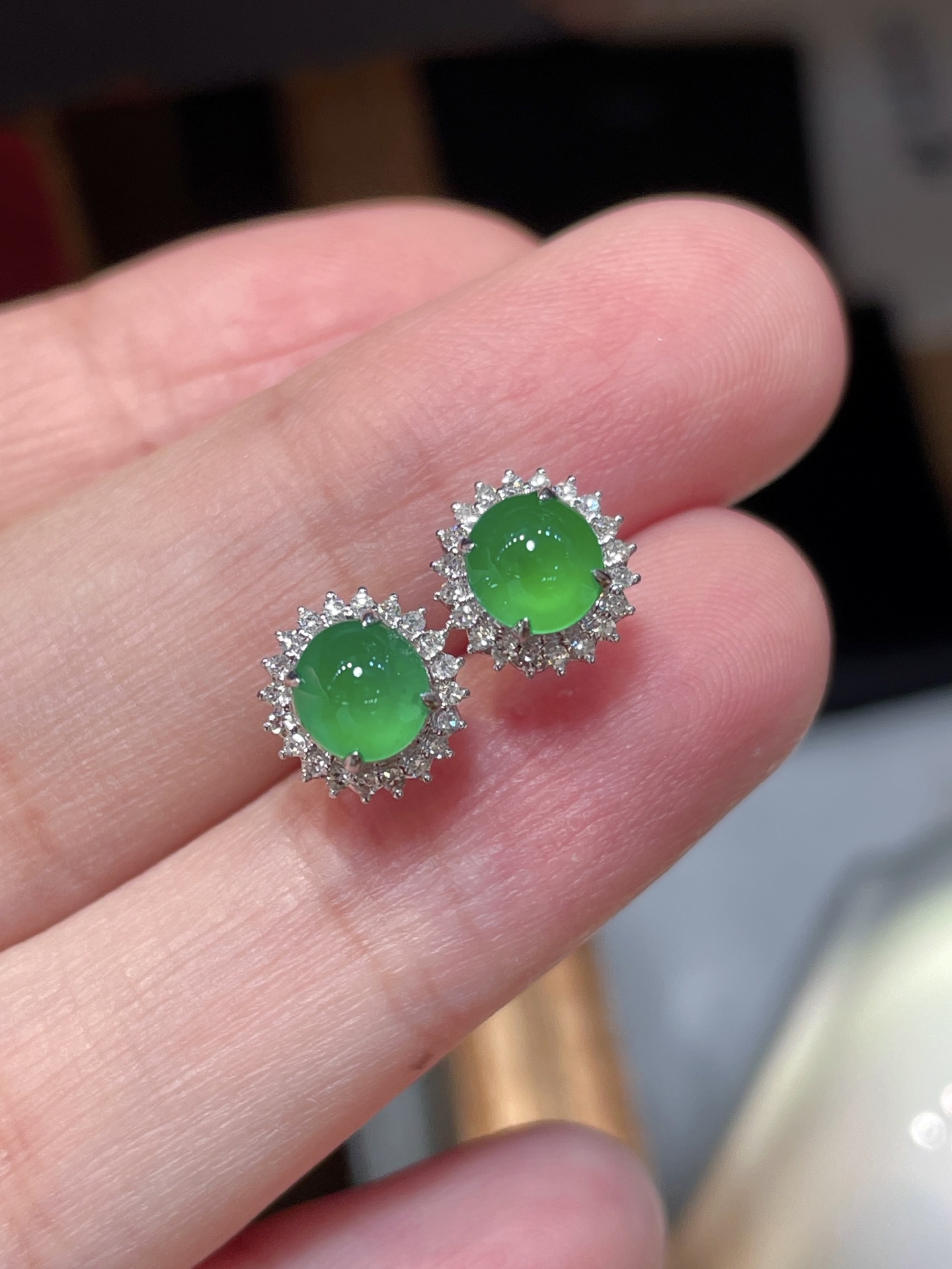 精品翡翠蛋面耳钉 冰种阳绿色，起光，耳伴间的青翠绿滴 18k真金镶嵌，细腻水润，5.6-5.2-3.2