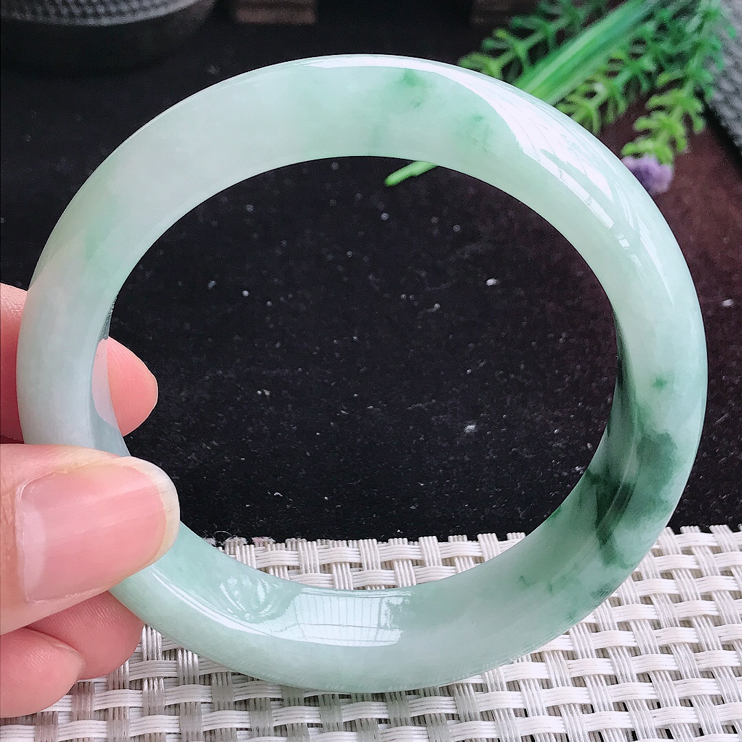 实拍A货翡翠58.5/14.2/9老坑温润飘花手镯平安镯美人镯