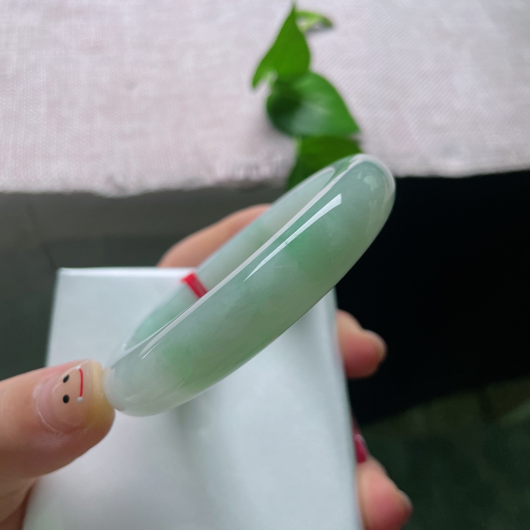 54.8/12.4/8.6，飘花正圈，有纹，底子细腻，柔和的淡绿色调，水润感充足；绿花分布自然飘逸，色调清新，自戴送礼必备款，ss55783a
