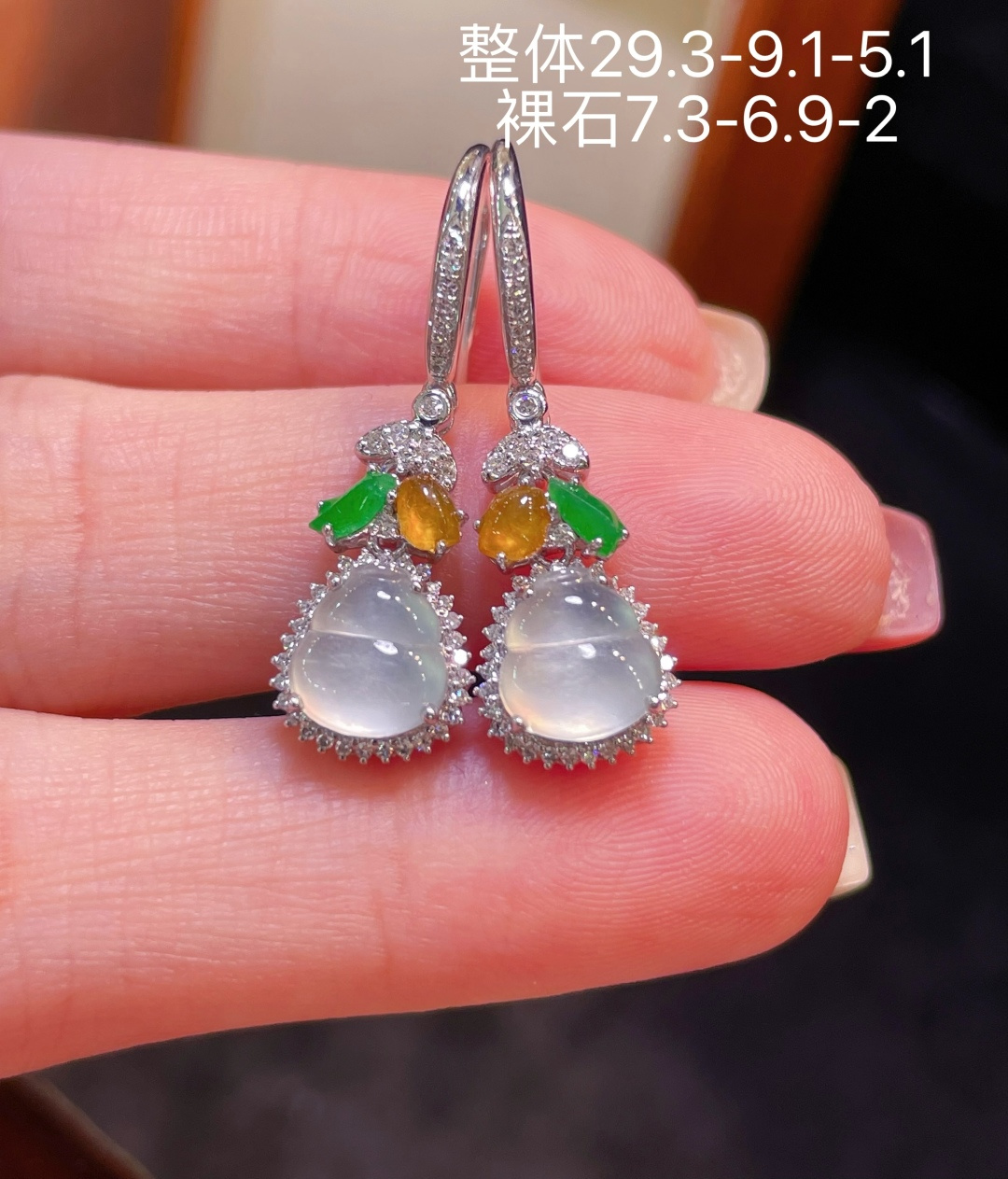 翡翠A货 葫芦耳环 高冰起光，料子冰润细腻，种老起光，18k金镶真钻，上身佩戴效果很好 尺寸如图，