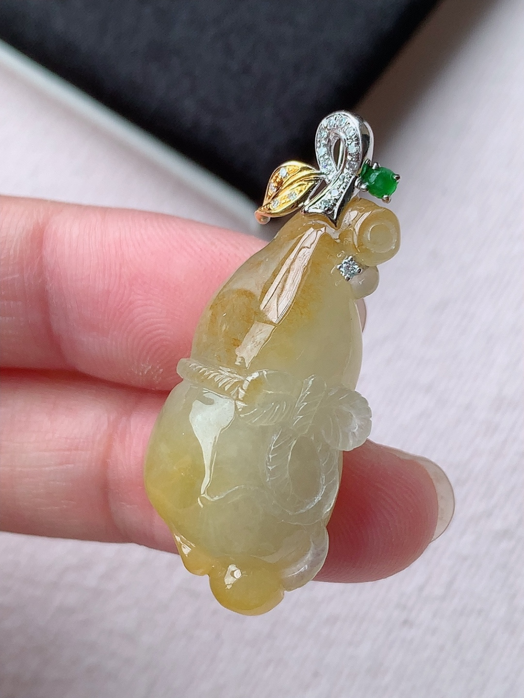 冰黄葫芦吊坠饱满底子细腻，品相喜悦，佩戴简约大气，38.3