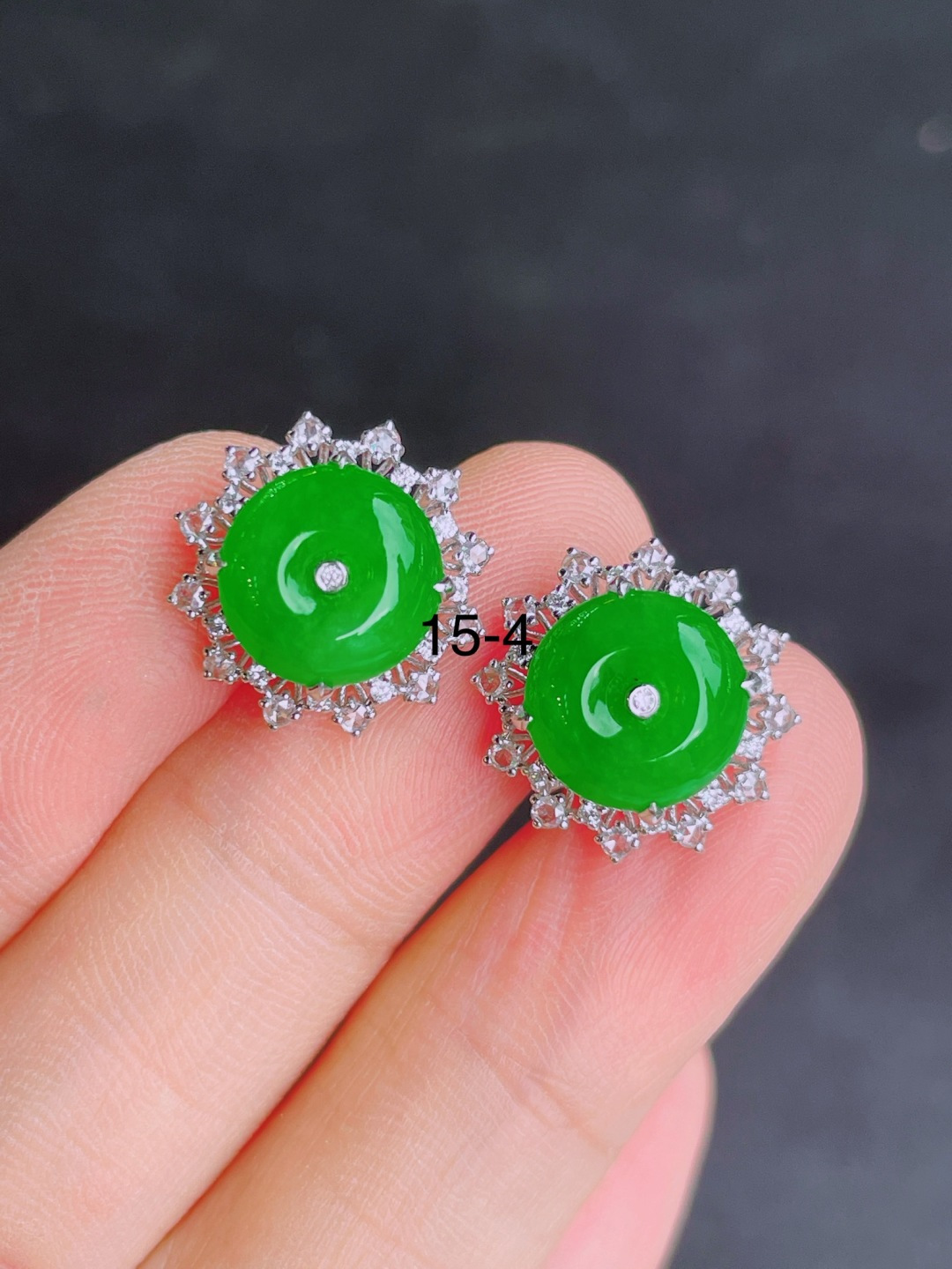 ️高冰绿平安扣耳钉 晶莹剔透，新颖时尚，无裂，15-4