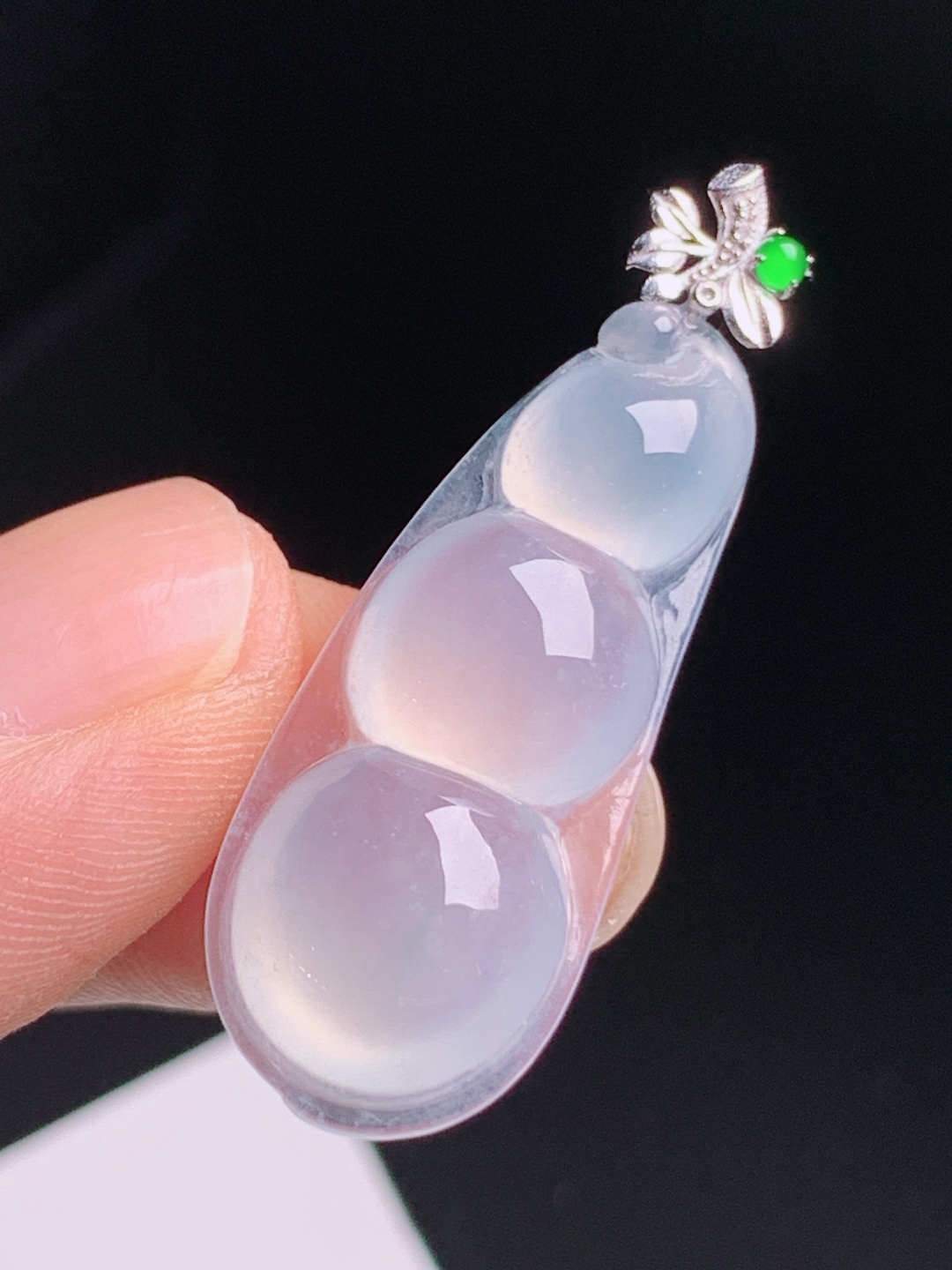 福豆吊坠，胶润通透自带柔光，三豆连枝寓意四季顺遂