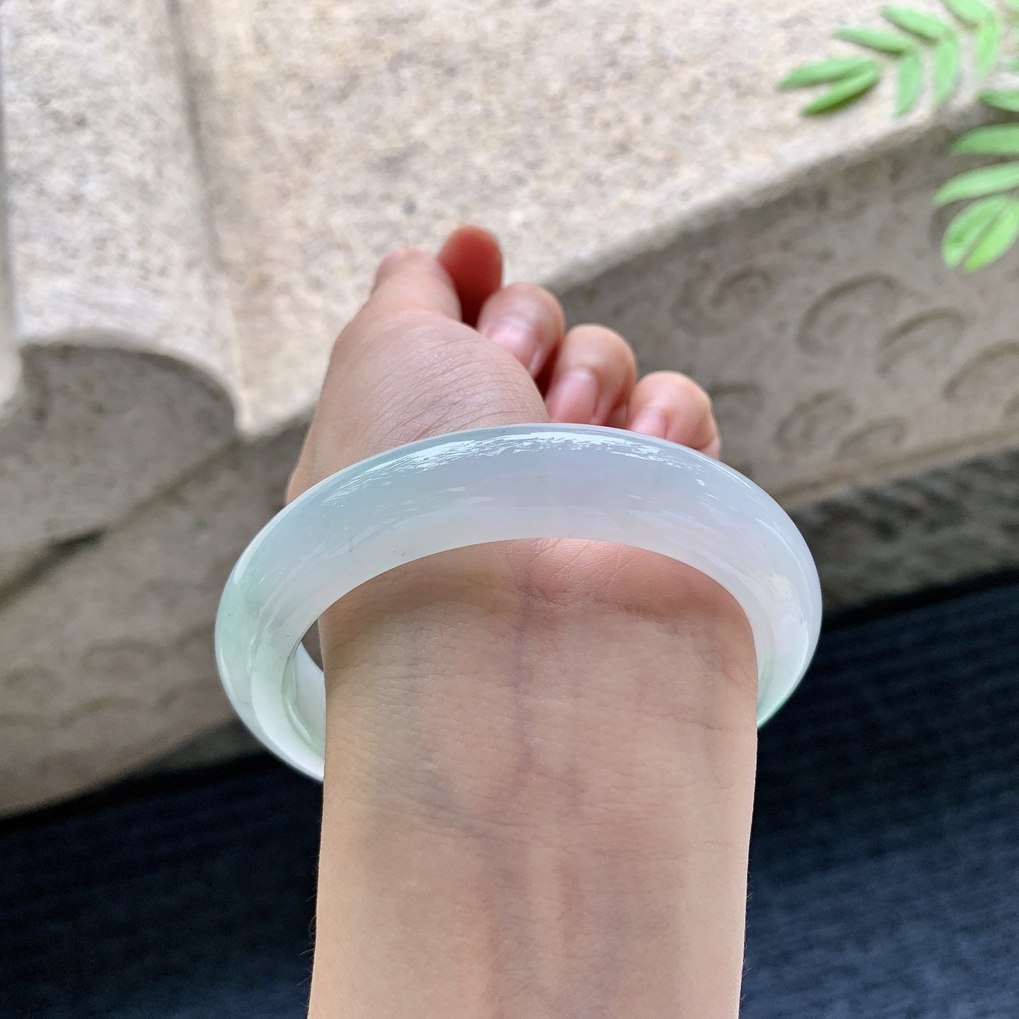 正圈59 60【圈口】60/13/9.8【编码】DZ070806【描述】细糯飘绿，水润，种老，细腻，无裂