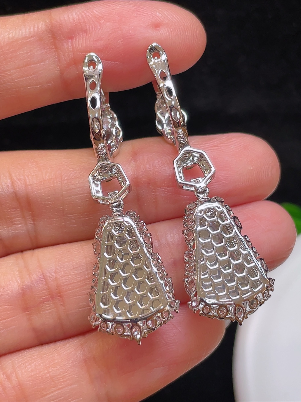 大件饱满，通透水润，玉质细腻，翠色鲜艳，18k金奢华钻石镶嵌️，13.9-8.7-2.9