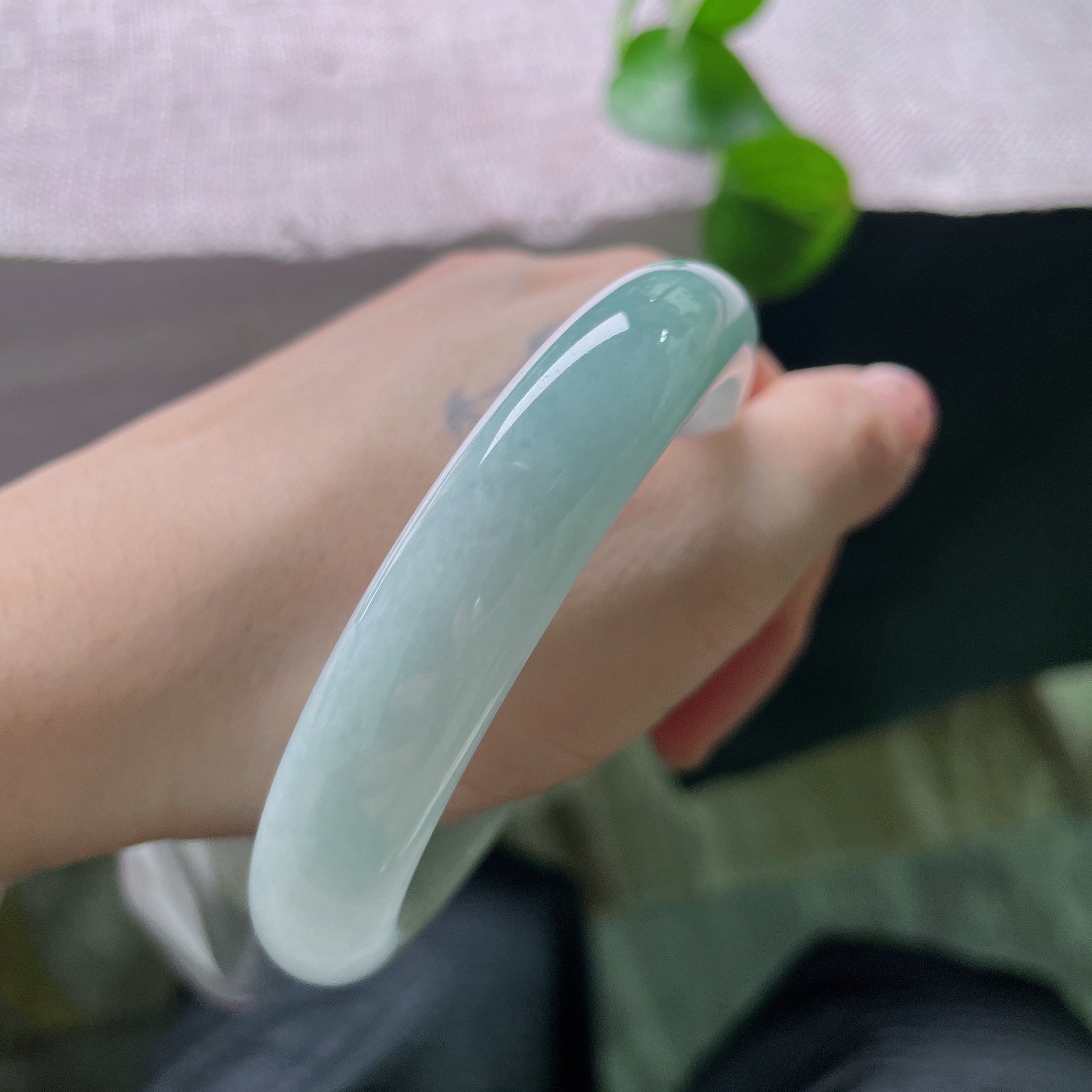 60.4/12.5/9.3，蓝底正圈，完美，浅冰晴底玉镯清润素雅，款式简约大方，日常休闲穿搭百搭不出错。ss54998a。
