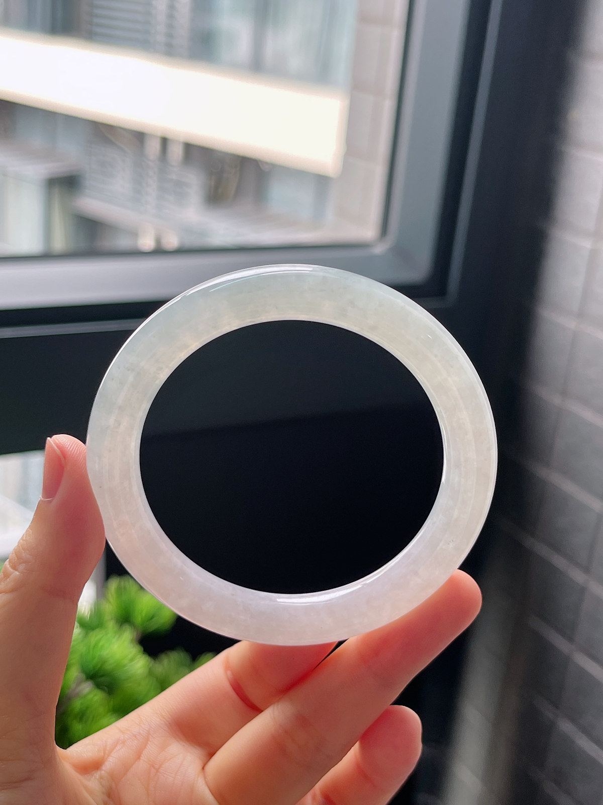 圈口54，冰糯种淡绿色翡翠圆条手镯