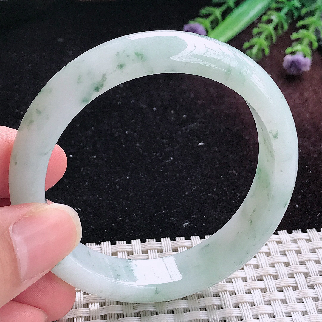实拍A货翡翠54/13/7.8老坑秀气冰润飘花手镯平安镯美人镯