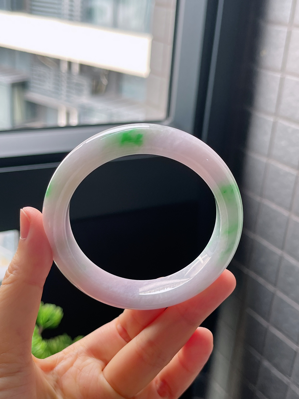 圈口55.4，糯化种春带彩翡翠正圈手镯