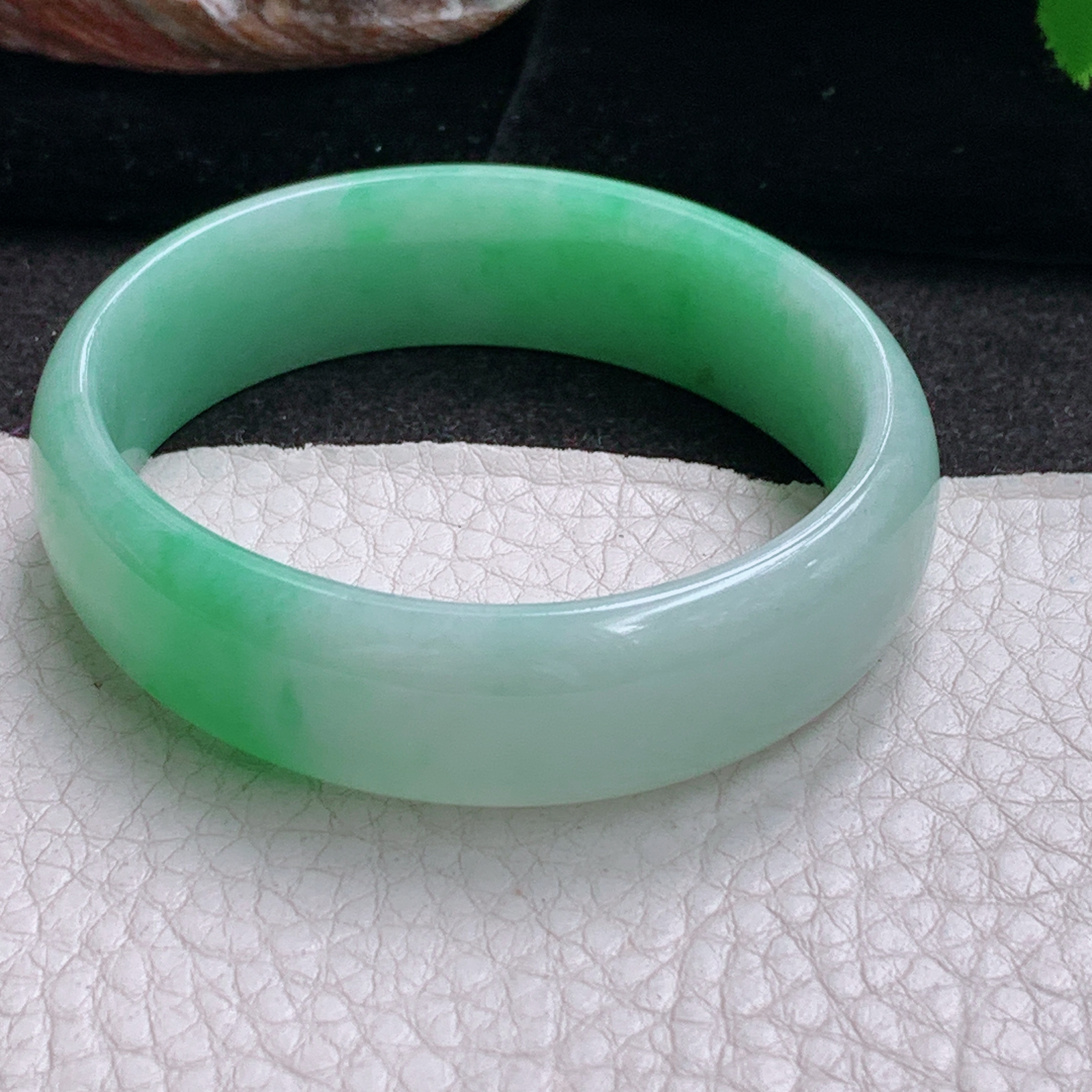 ay实拍53*47.5*15*5.6轮胎贵妃镯 缅甸翡翠a货玉手镯水润飘绿蛋形玉手环