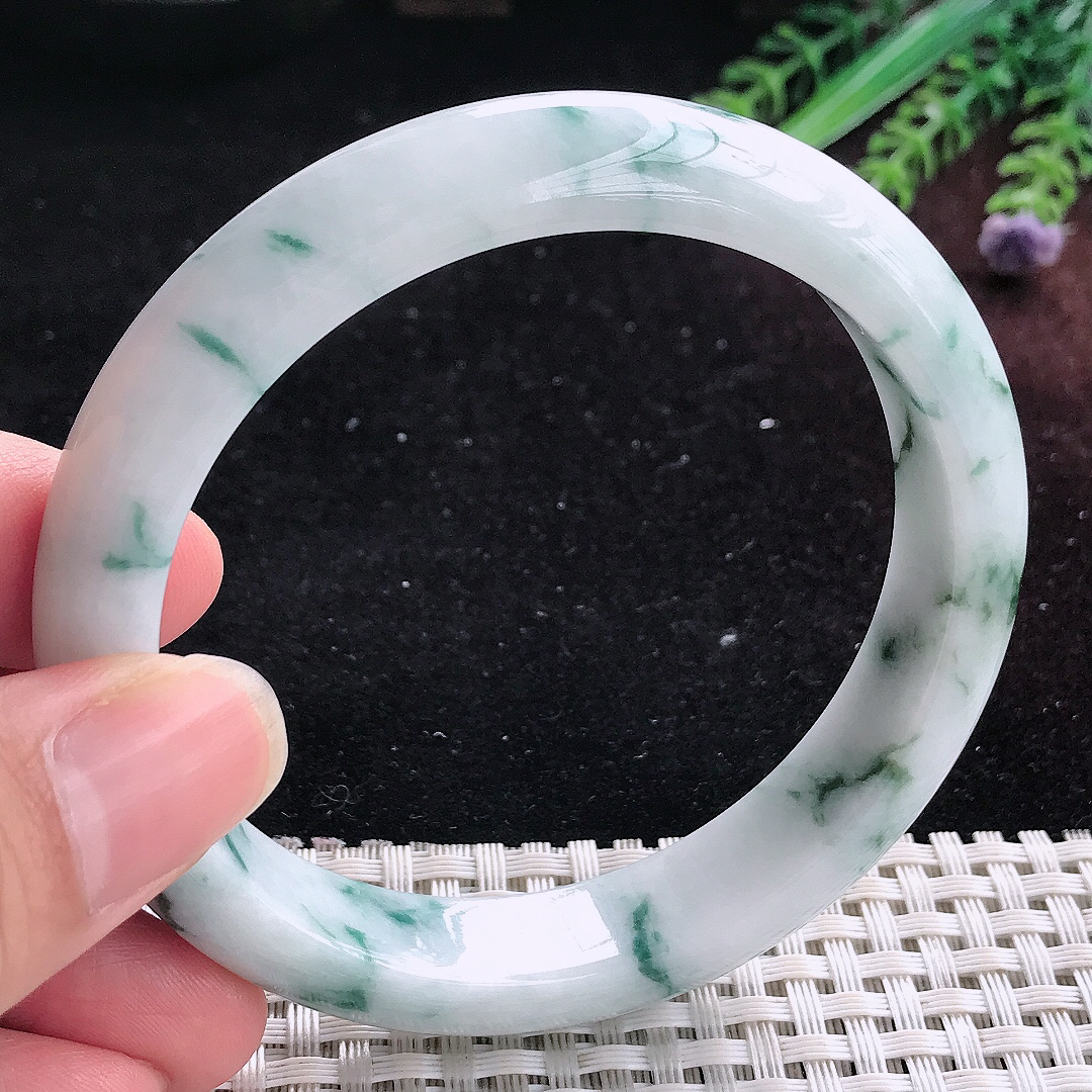 实拍A货翡翠60/12.3/8.3老坑温润飘花手镯平安镯美人镯