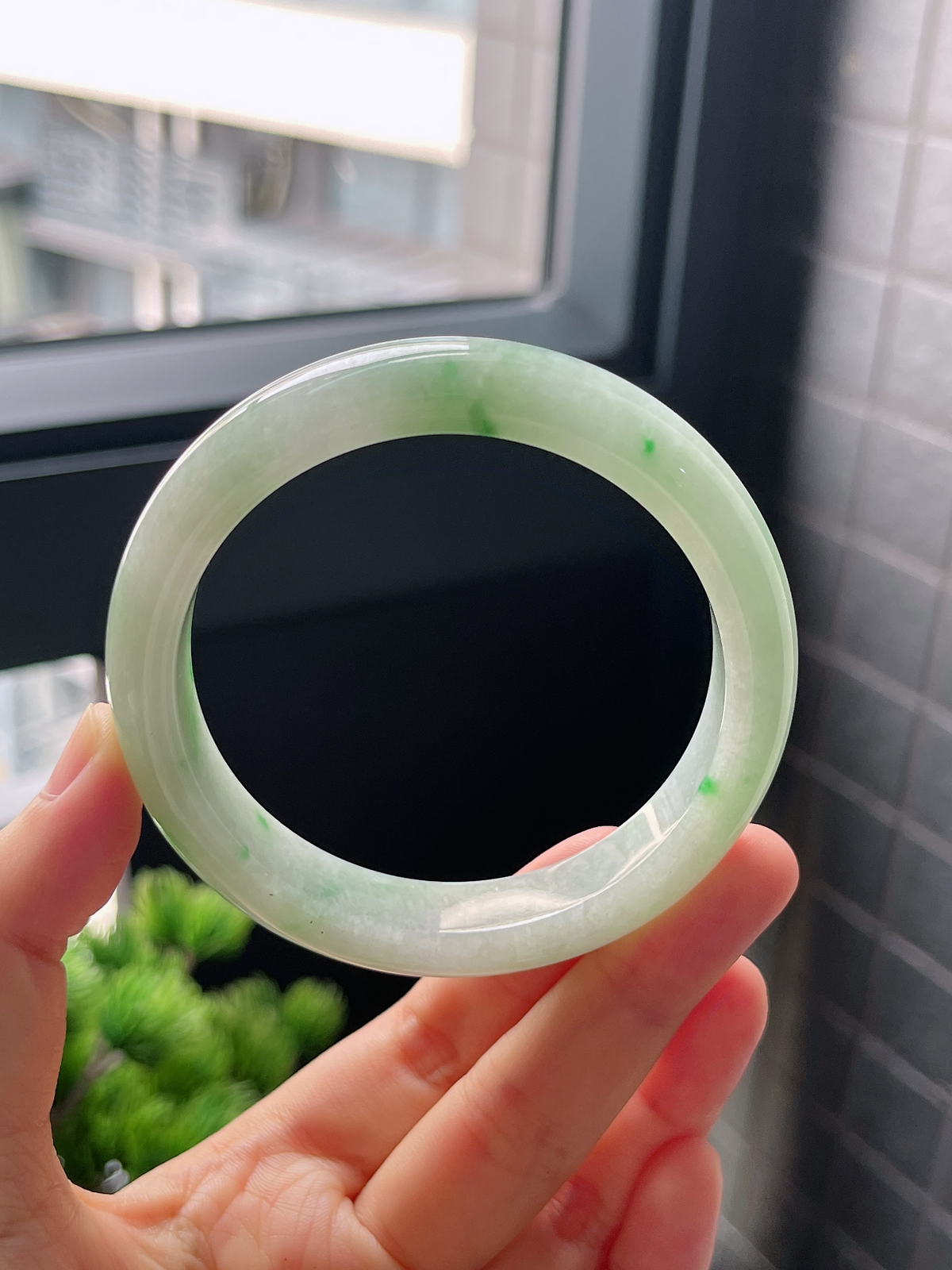 圈口58.3，糯化种飘阳绿翡翠正圈手镯
