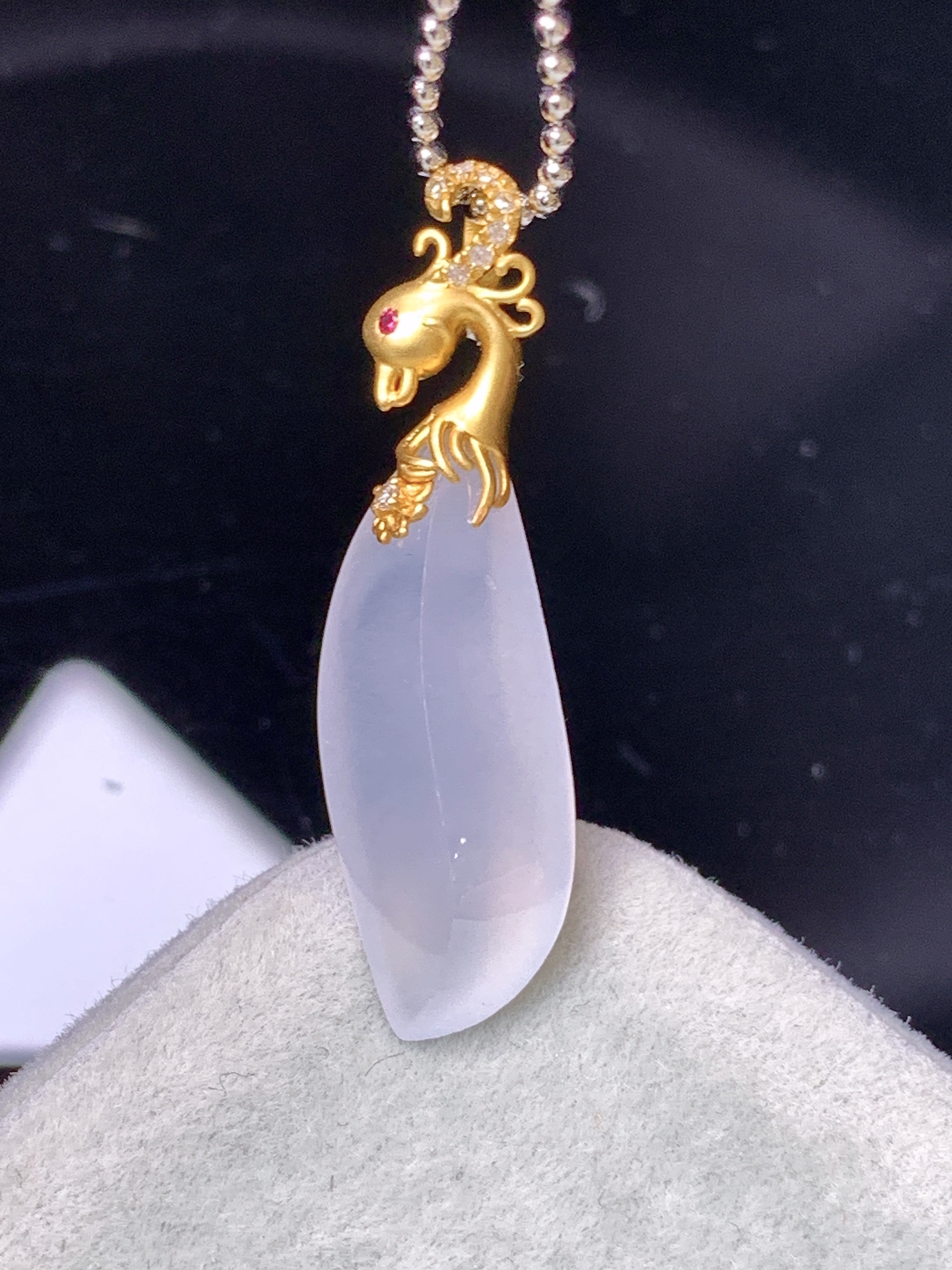 18k金镶嵌冰种随形吊坠 玉质细腻 色泽艳丽清新 整体尺寸29.2*8*6 x5