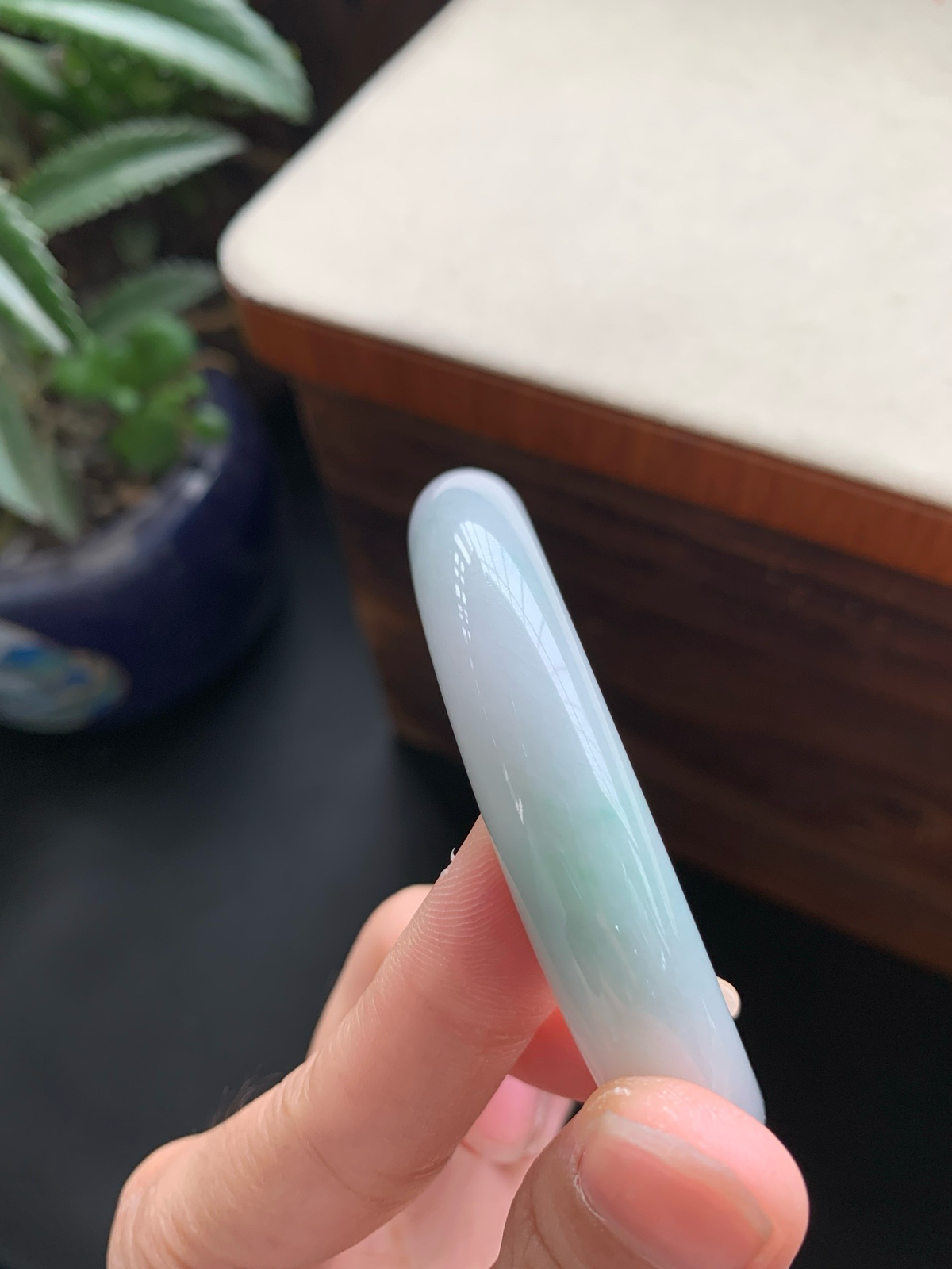59.8圈口飘绿正圈手镯