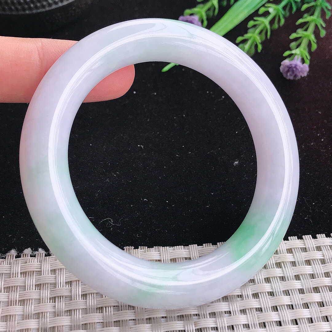 实拍A货翡翠54/11.9/11.3老坑秀气冰润飘绿圆条手镯平安镯美人镯
