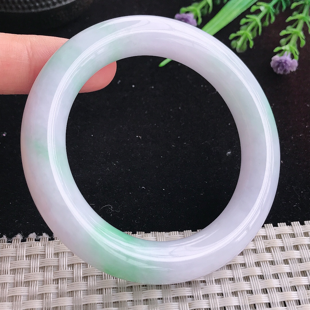 实拍A货翡翠54/11.9/11.3老坑秀气冰润飘绿圆条手镯平安镯美人镯