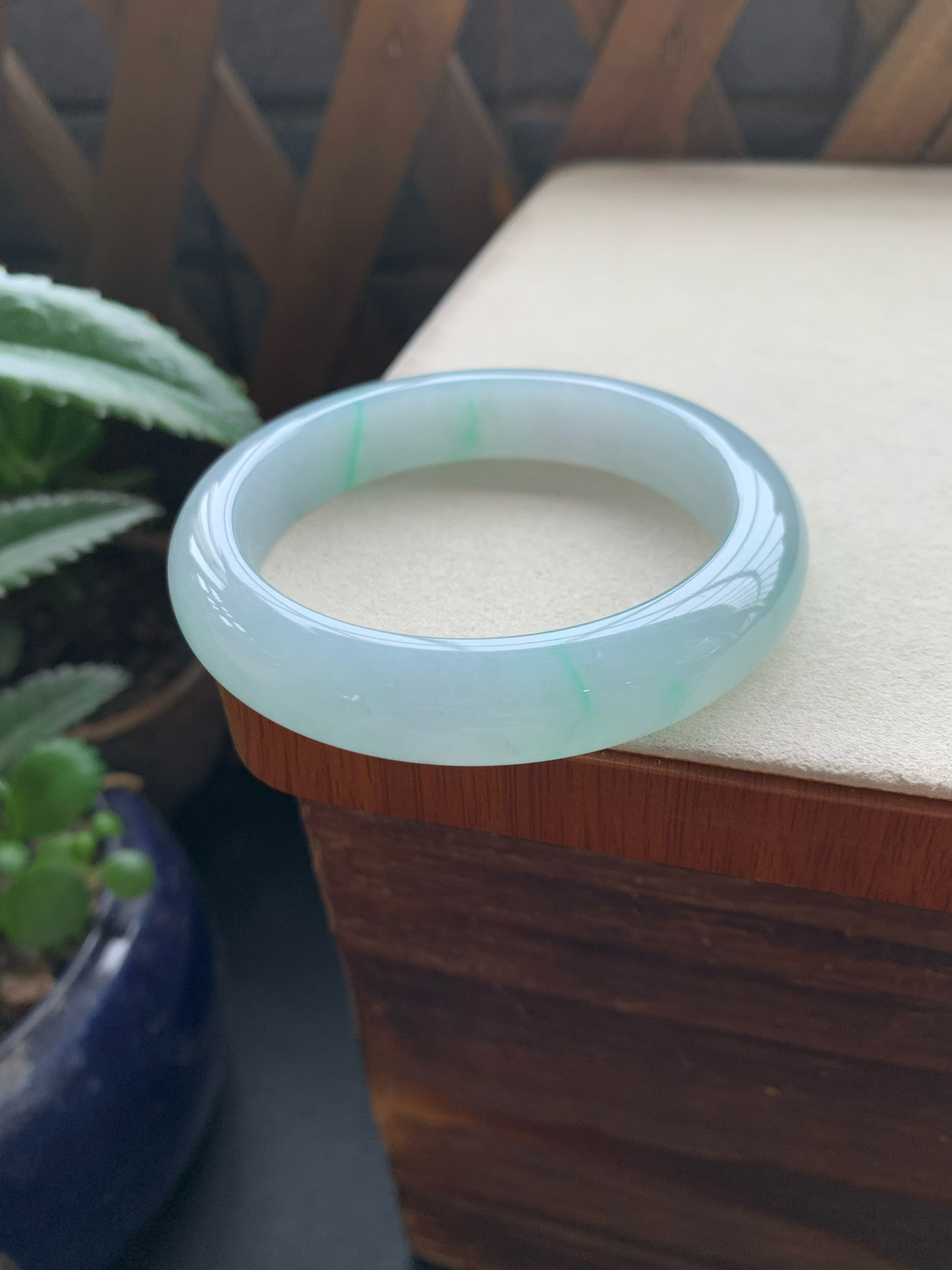 55.9圈口飘绿正圈手镯