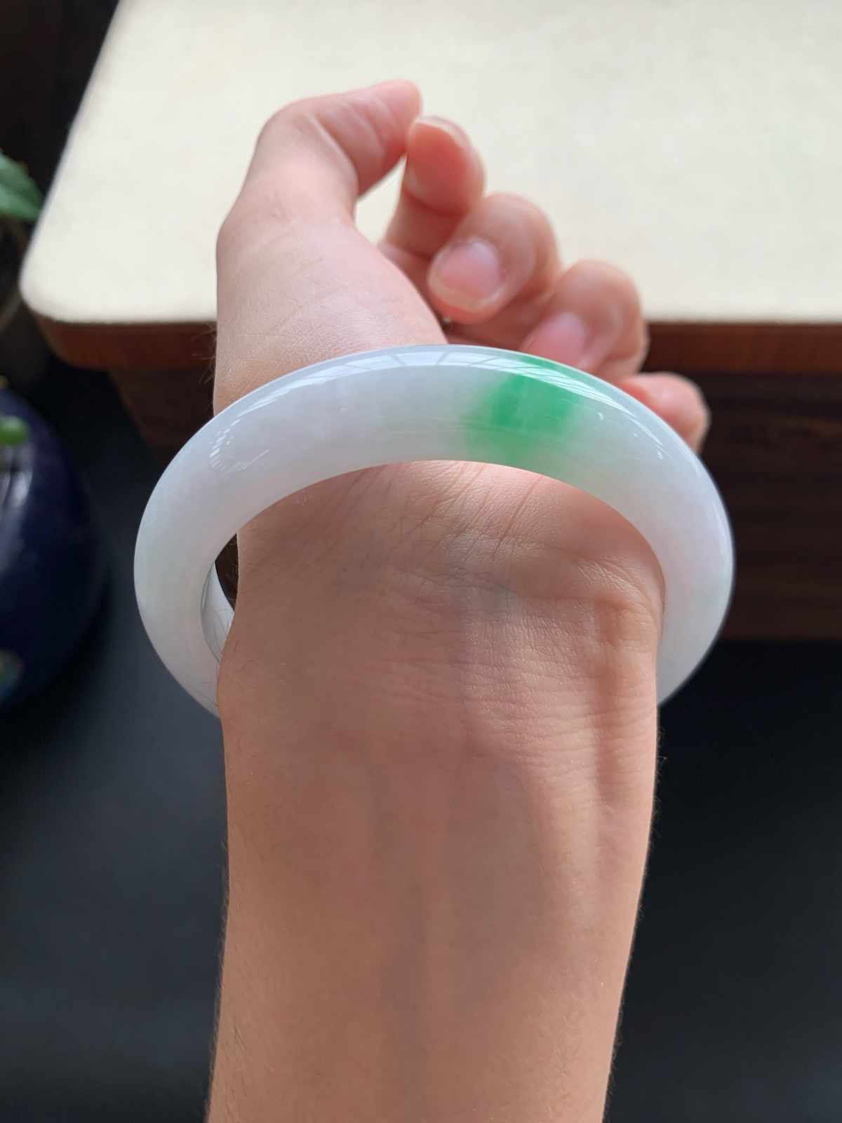 58.6圈口飘阳绿正圈手镯