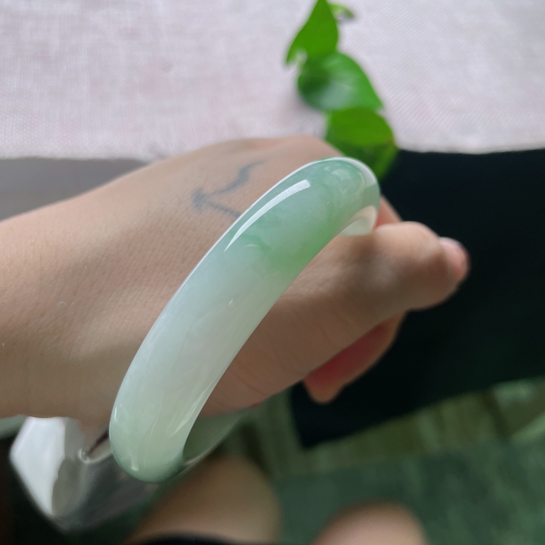 54.8/12.4/8.6，飘花正圈，有纹，底子细腻，柔和的淡绿色调，水润感充足；绿花分布自然飘逸，色调清新，自戴送礼必备款，ss55783a