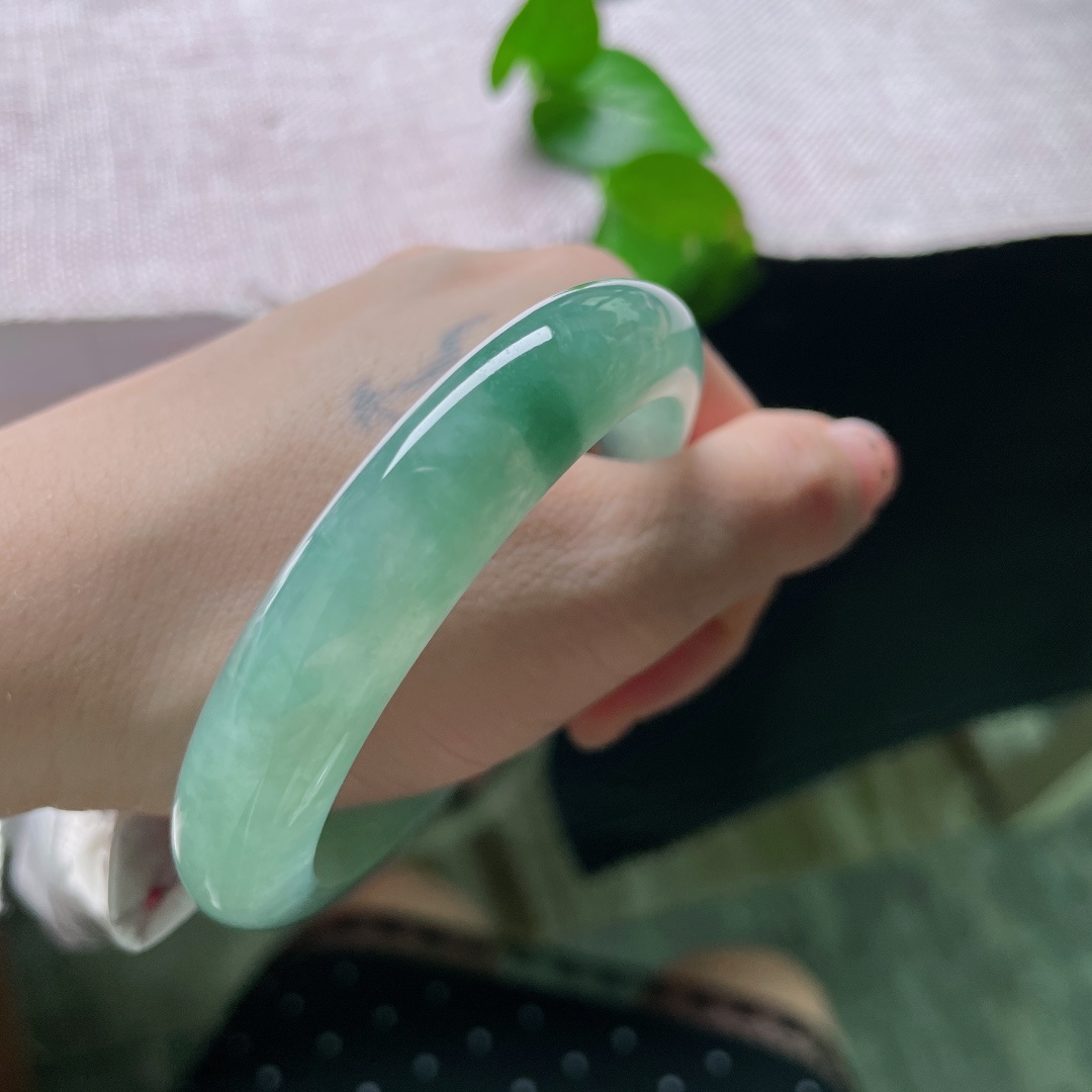 57.3/12.1/8.6冰油正圈，冰润细腻，种老，悠悠的云里有淡淡的诗，贵气，无裂。ss53399a