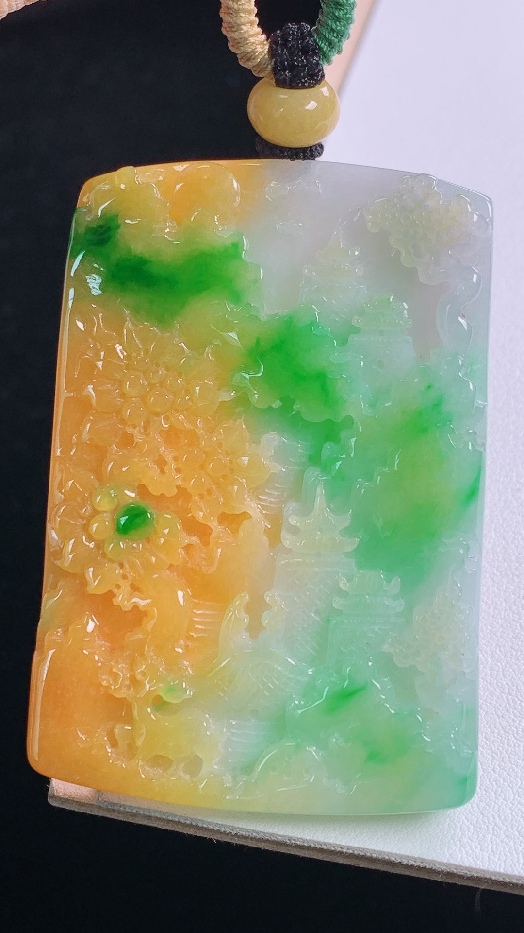 ️三彩山水牌色泽丰富，雕工精湛，无裂尺寸:65.1-45.7-9.1mm 4
