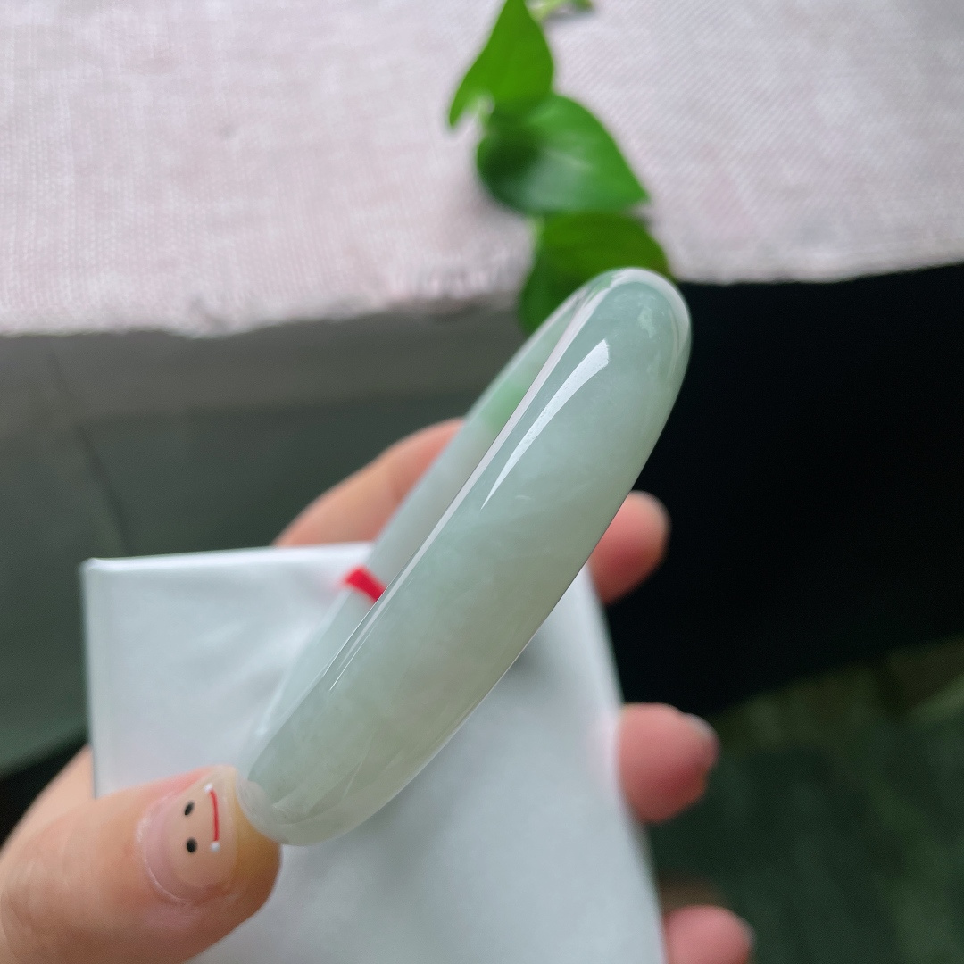 56.9/12/8.5，淡绿底正圈，晶体纹，柔光润翠玉镯清浅温婉，腕间一绕，尽显内敛从容的优雅气韵。ss55789a。