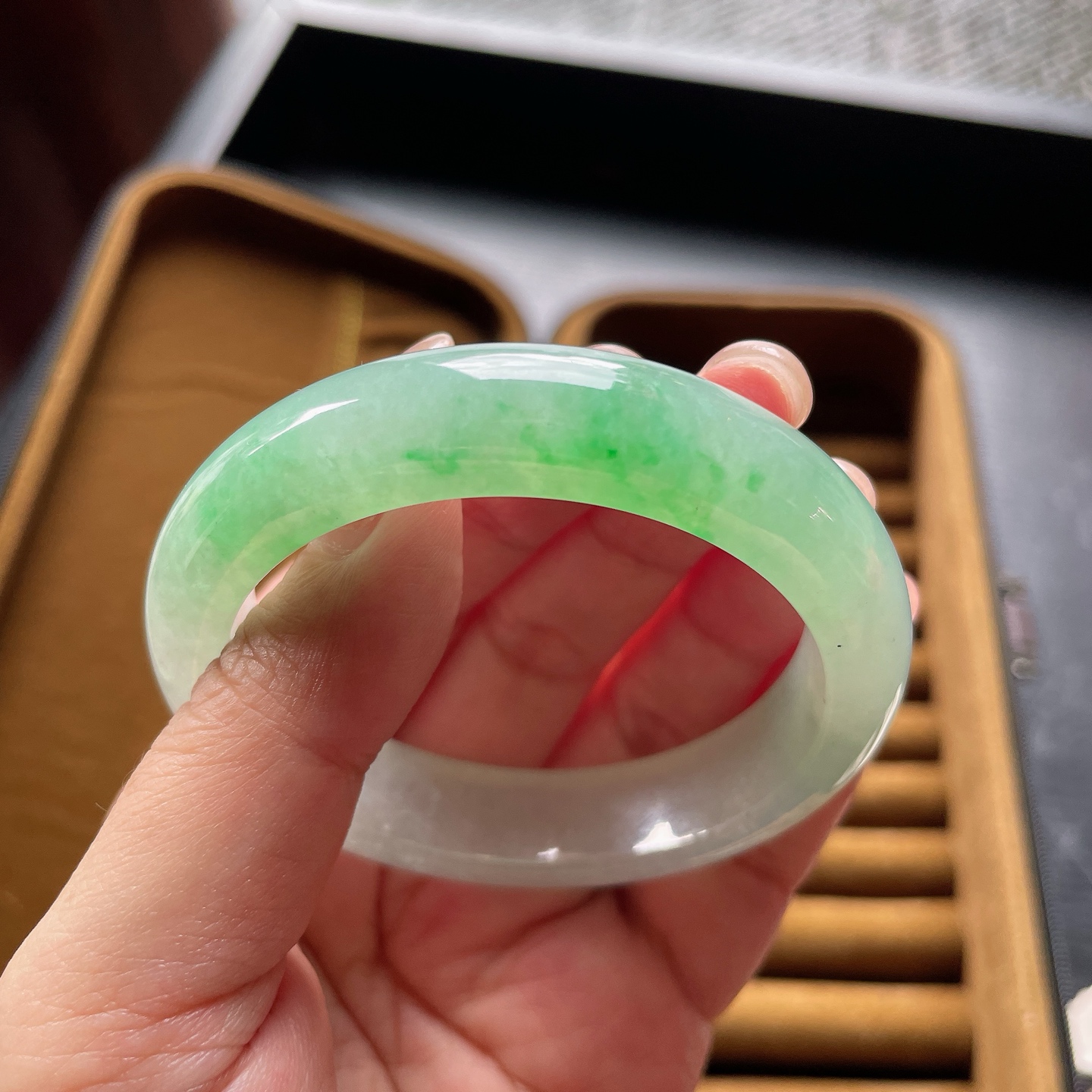 手镯正圈52 53圈口52.3-12.8-8.2编码0707QH29描述冰种飘绿，晶莹剔透，水润，种老，无裂