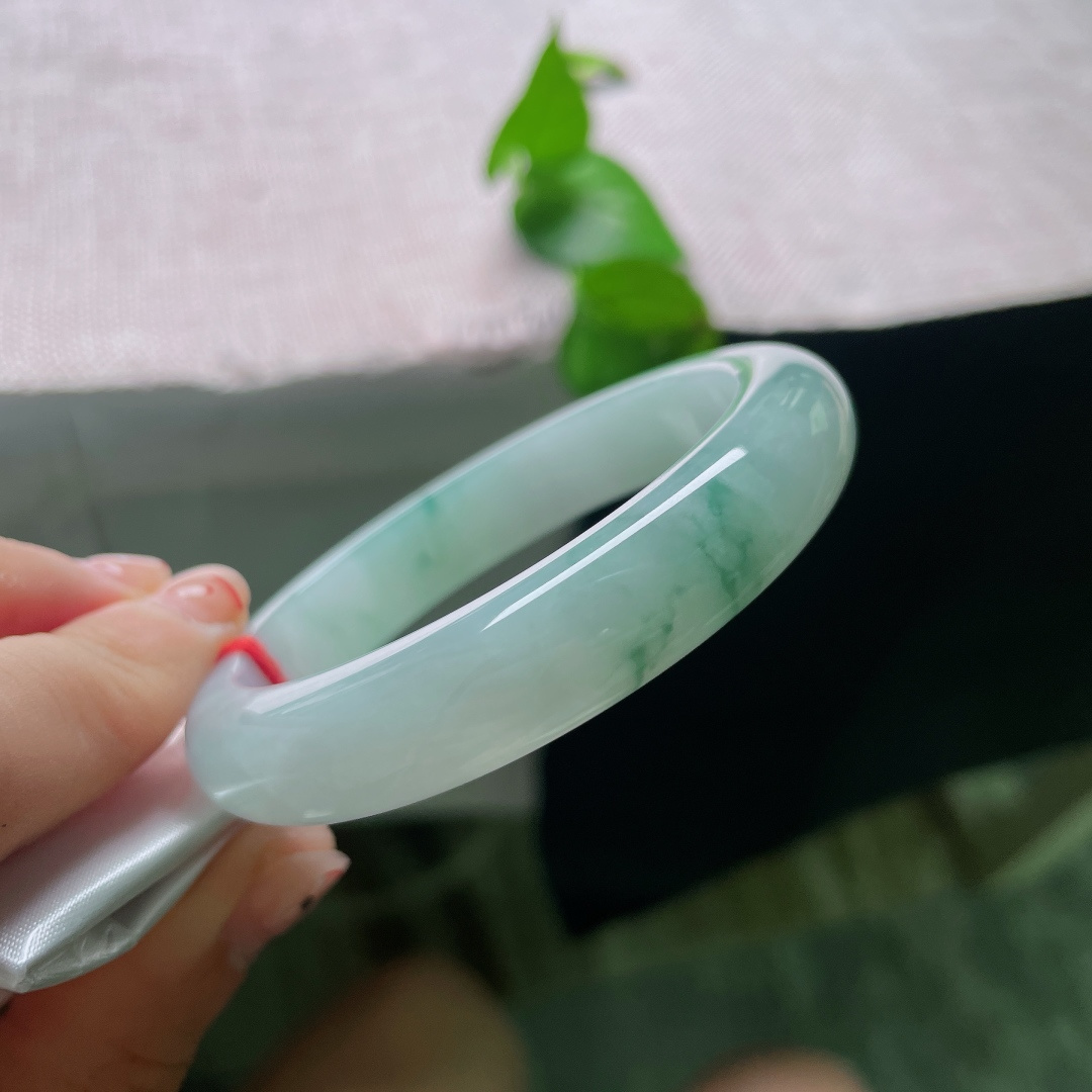 53.7/11.5/8.3，飘花正圈，有裂，质地细腻莹润，几缕灵动的飘绿丝丝萦绕镯身，增添了飘逸气韵，上手沉静又温婉。ss55667a