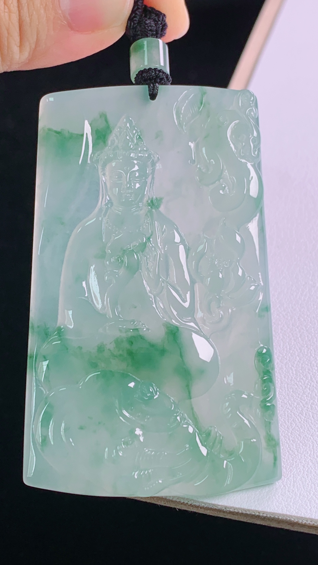 冰飘花普贤菩萨 花色灵动，水润清爽，无裂 尺寸:66.4-41.1-5.7mm