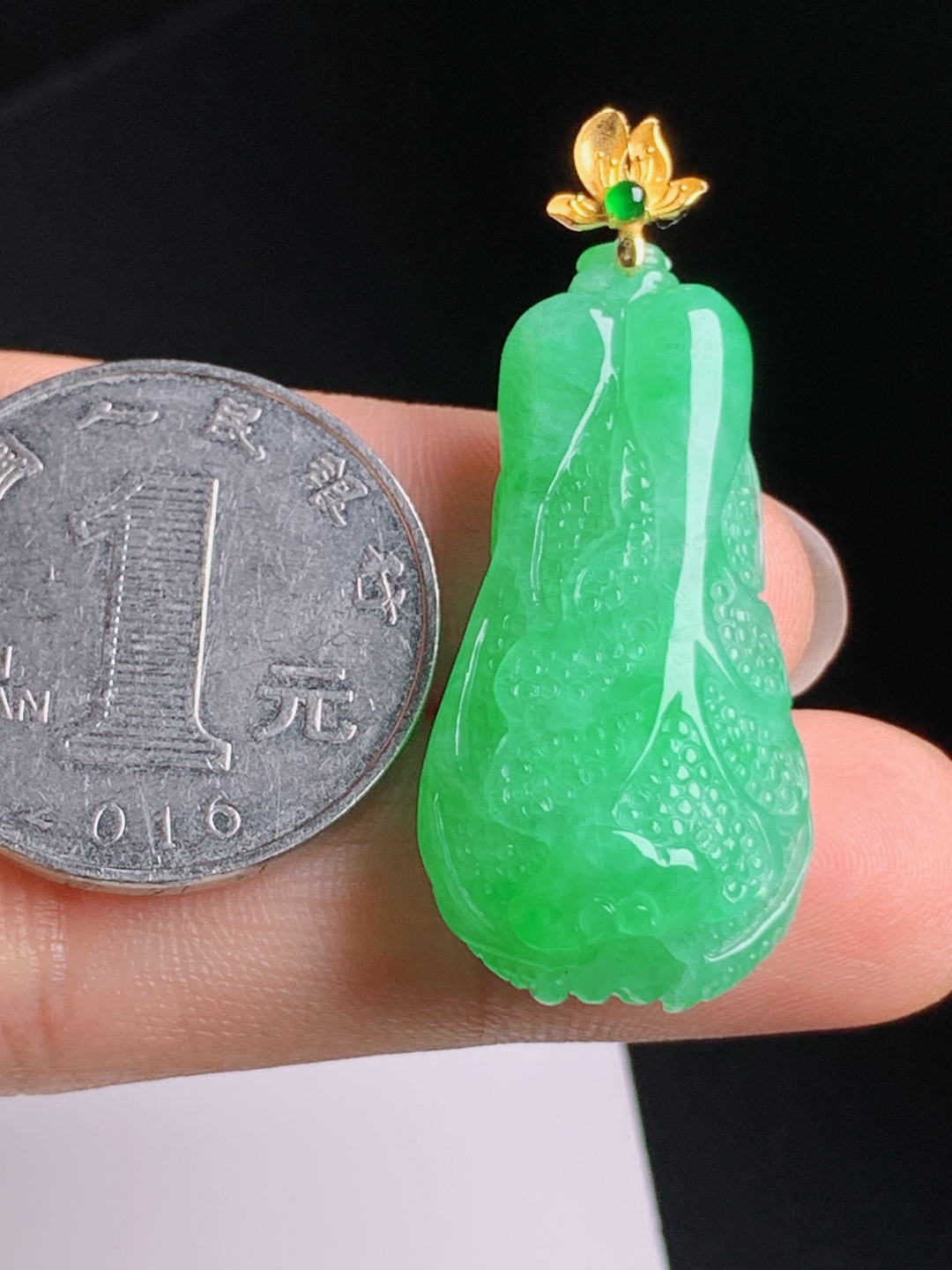 冰阳绿白菜吊坠，通体辣绿雕工细腻，莲花镶头百财聚来
