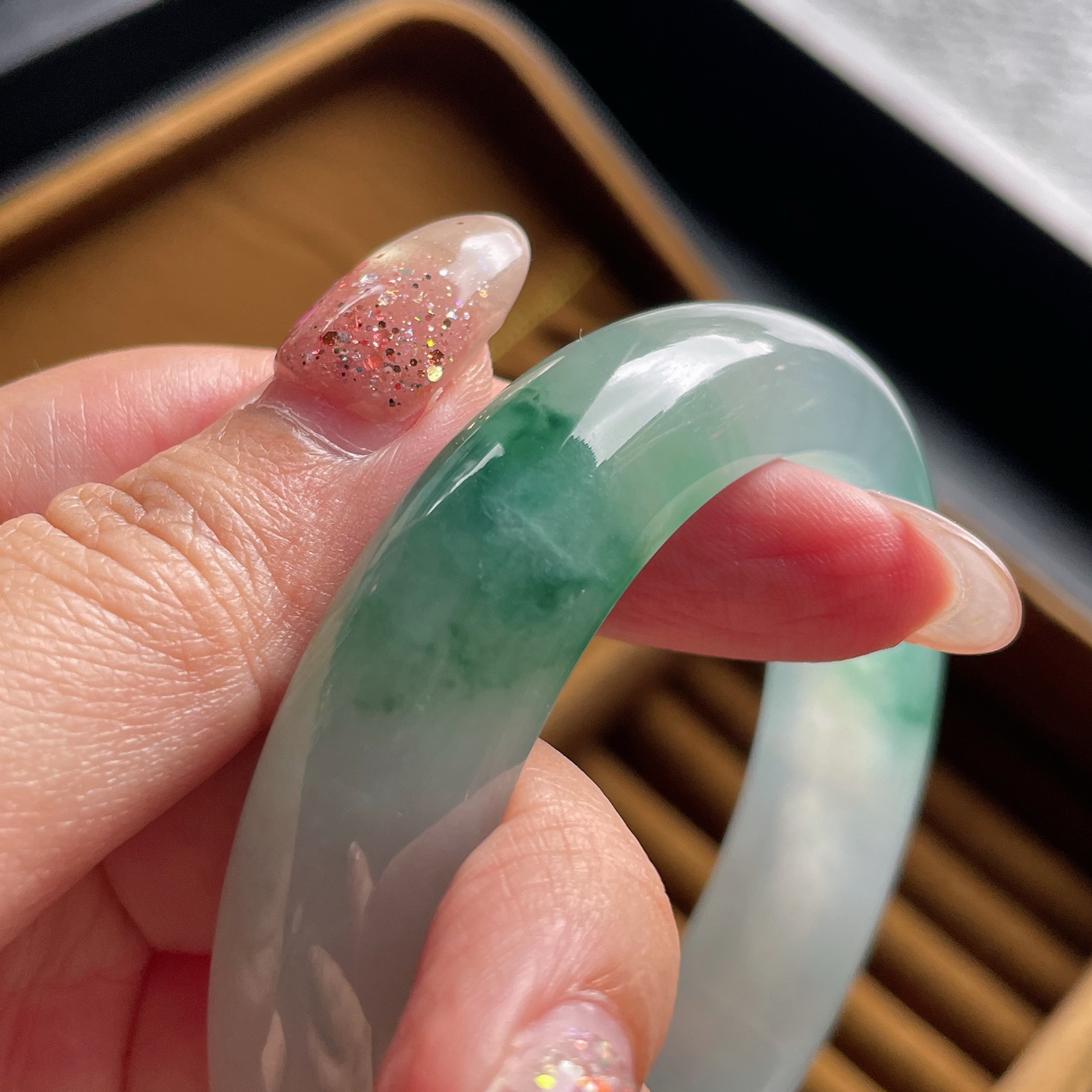 手镯正圈58 59圈口58.7-14.5-8.8编码0707K1描述冰种飘绿花，晶莹剔透，水润，种老，有绵纹