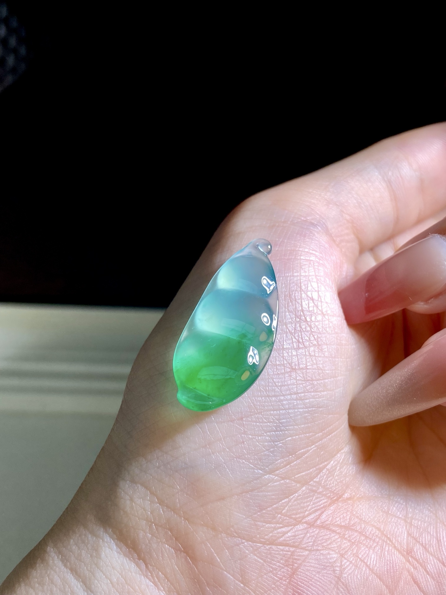 高冰种木纳绿福豆，漂亮的种水是藏不住的，胶胶润润的，厚度讨喜 福气满满，镶枚吊坠无敌了：，裸石：31.2-13.8-4.4mm