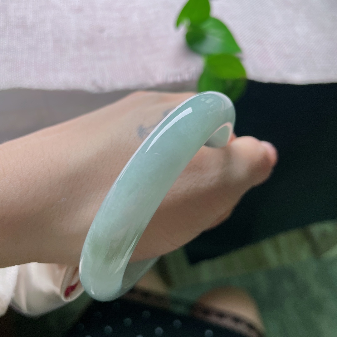 57.8/12/8.2，蓝底正圈，无裂，似一汪静湖凝于玉圈，清浅柔光漫绕腕间，清雅悠。ss55731a。