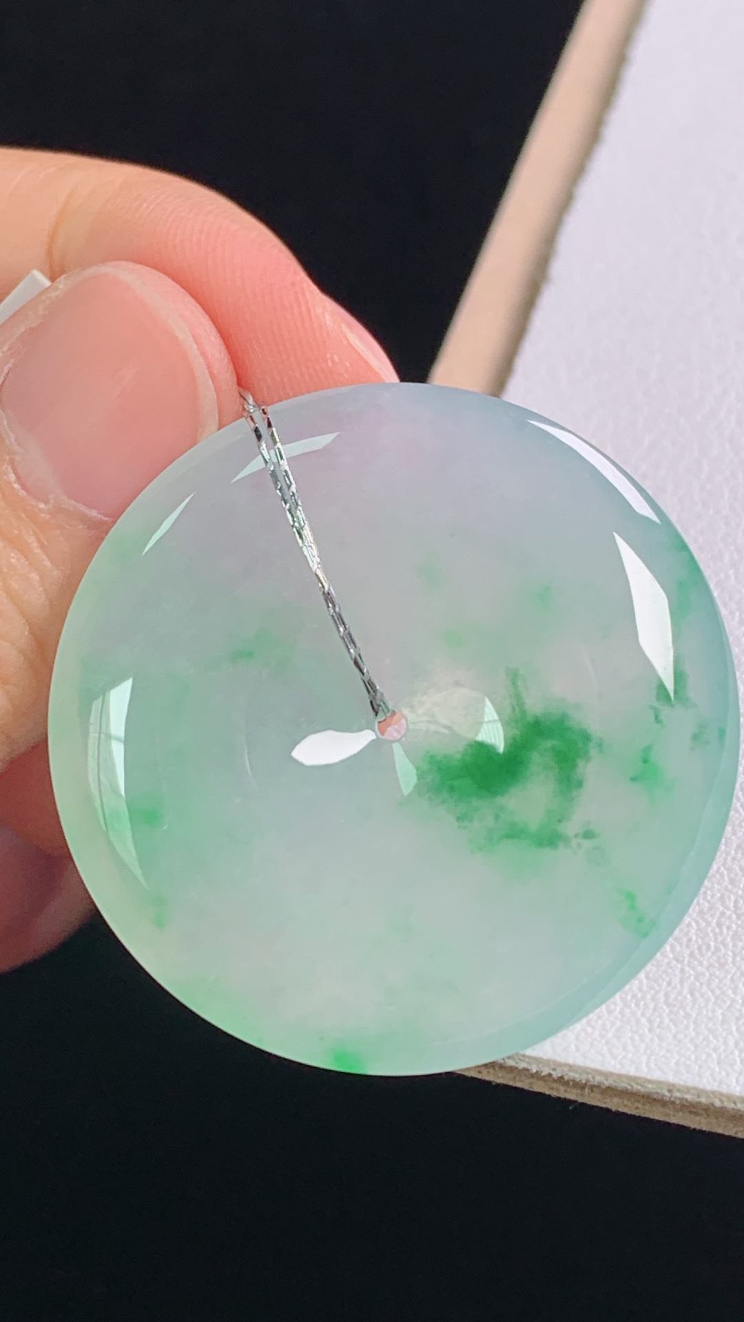 飘绿平安扣，种老水润，绿花通透，无裂，尺寸:35.3-5.9mm