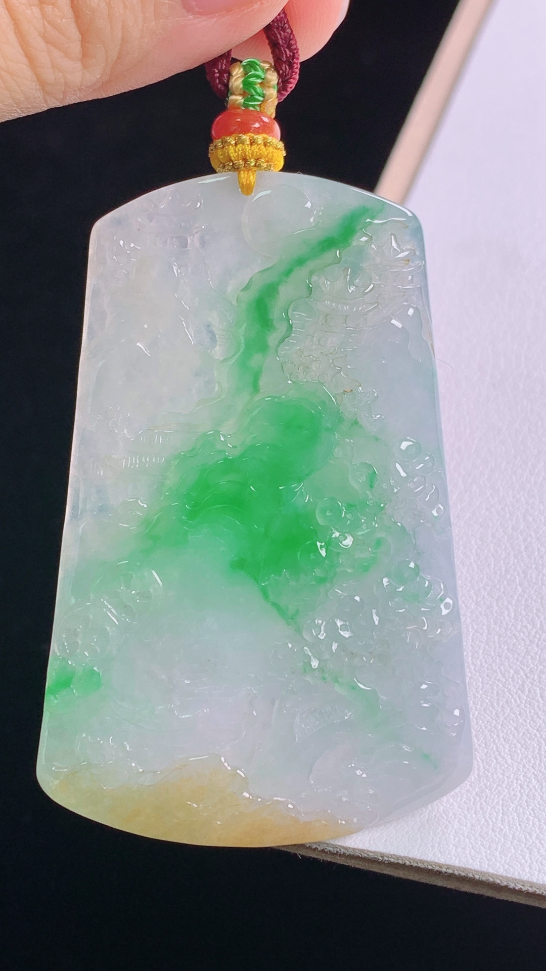 三彩山水牌 色泽丰富，底子细腻，无裂 尺寸:60.5-39.7-5.8mm